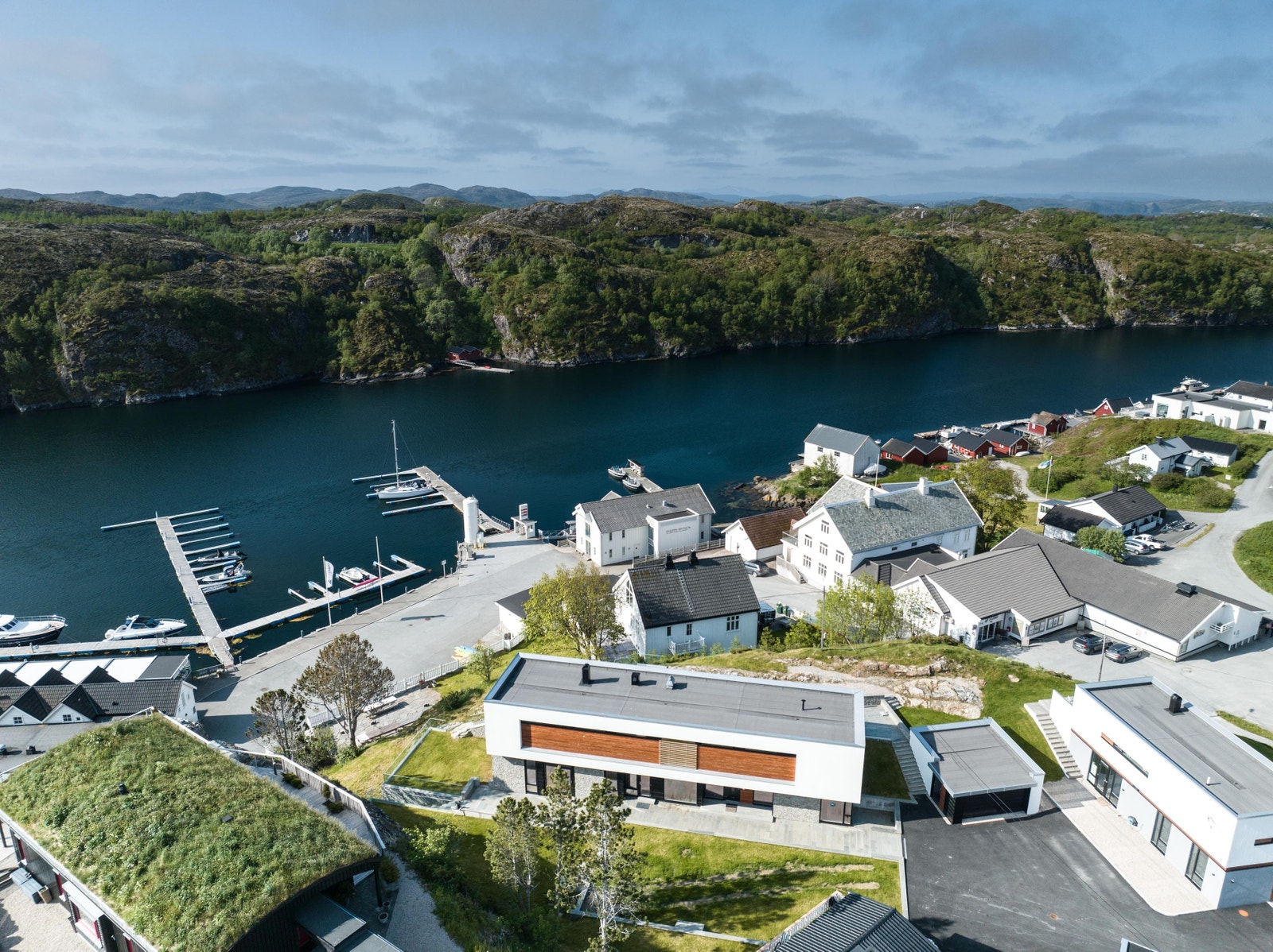 Bonera Eiendom har gleden av å presentere denne spektakulære og svært påkostede moderne eneboligen med fantastisk utsikt over Knarrlagsundet Galleribilde