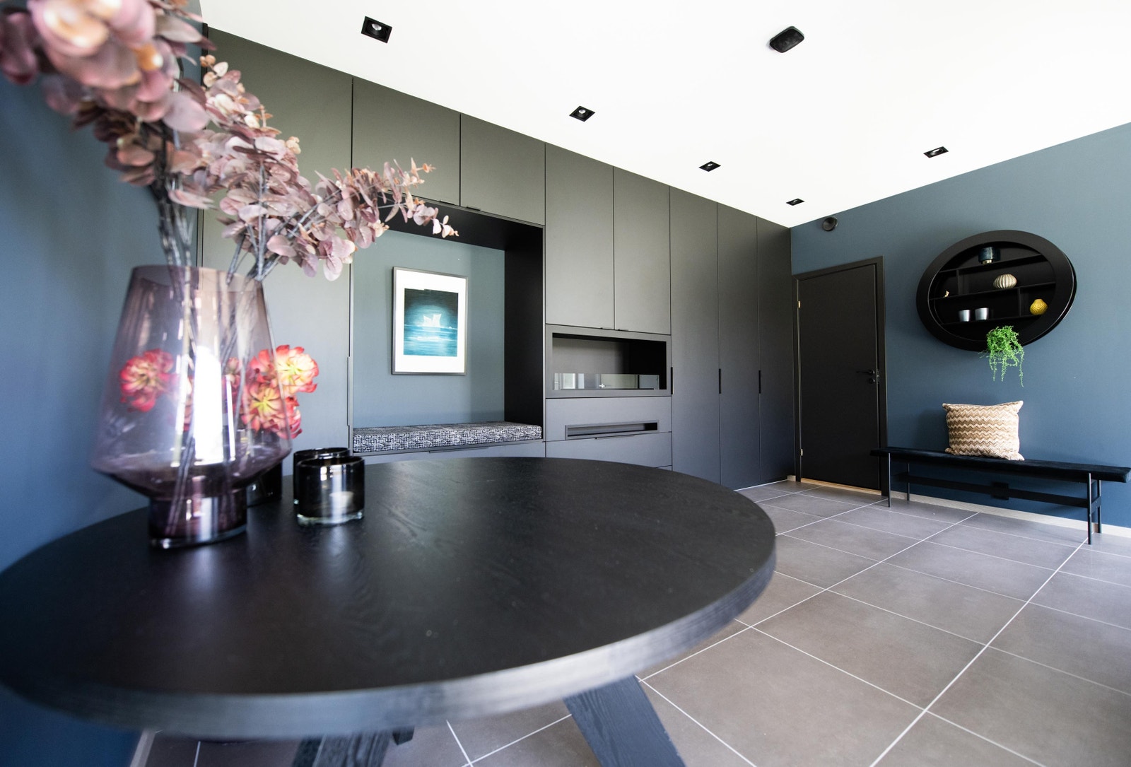 Stort flislagt inngangsparti med gulvvarme og rikelig med garderobeplass. Galleribilde