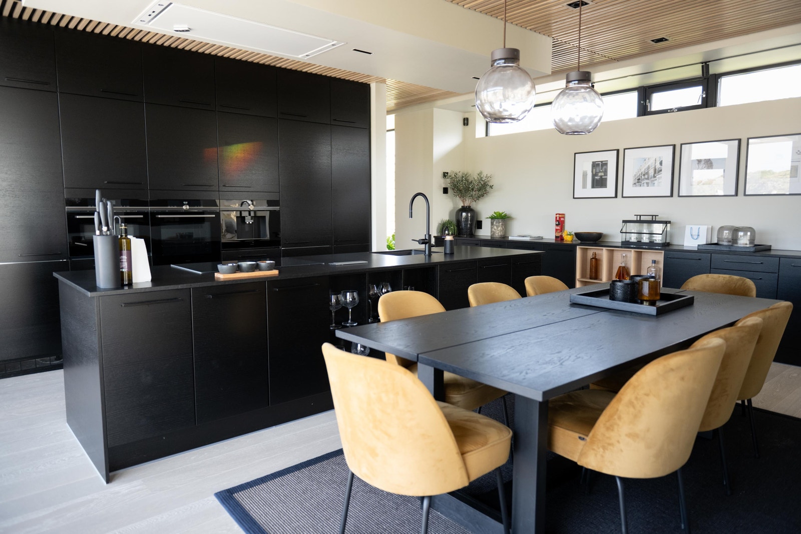 Meget lekkert og innholdsrikt hovedkjøkken. Galleribilde