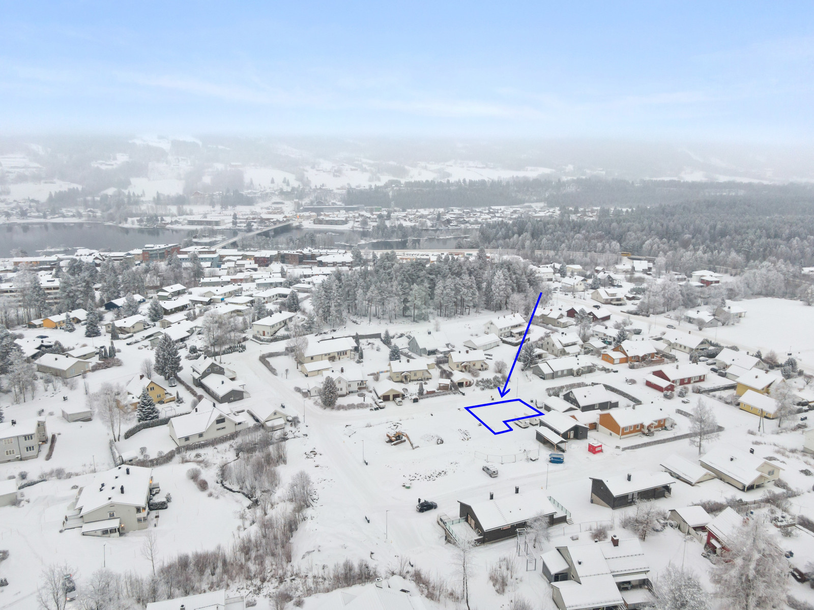 Dronefoto av tomt, med estimert tomteplassering i blått. Avvik vil forekomme