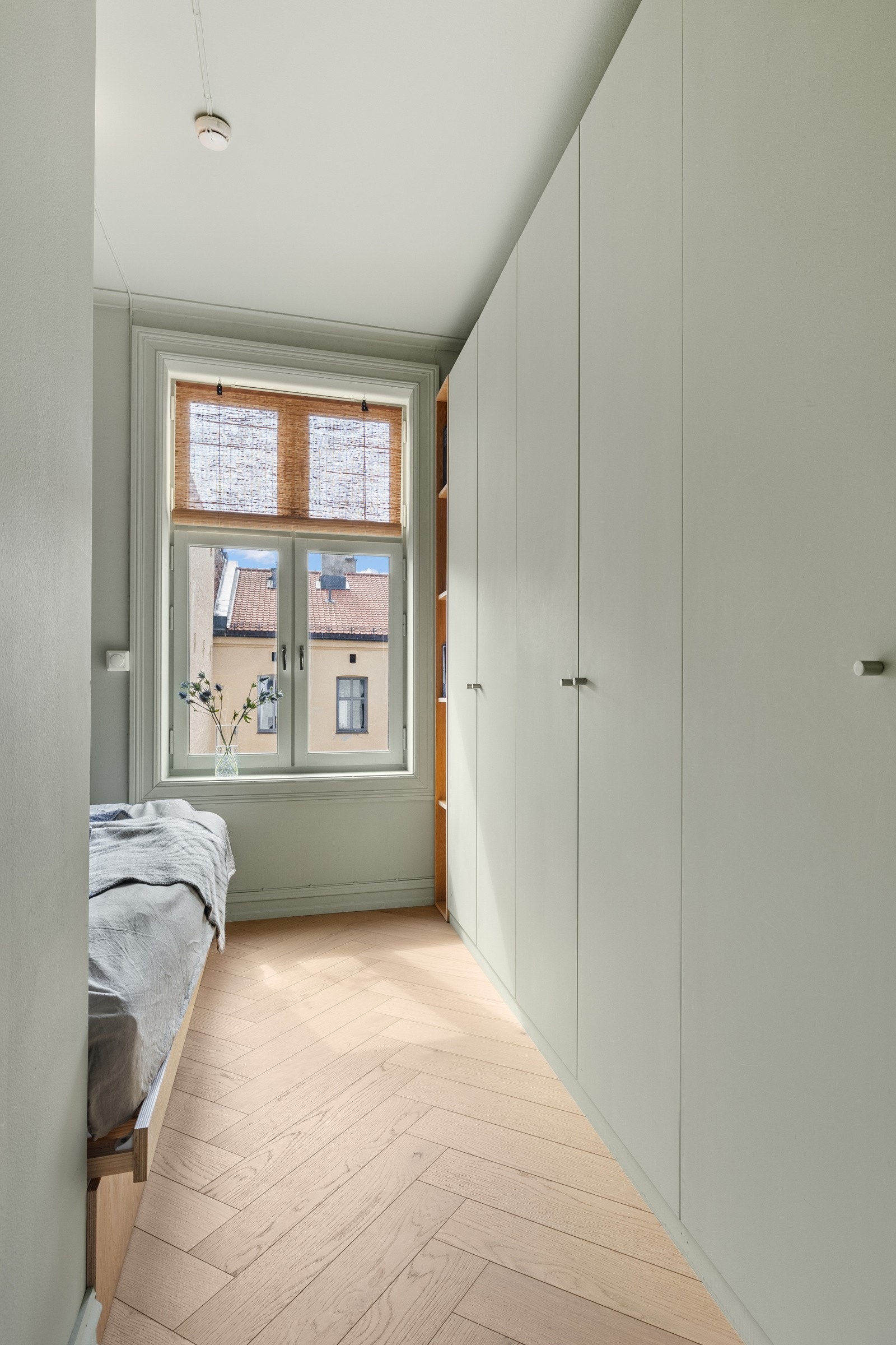Soverom nr 1. Rikelig med oppbevaring i garderobeskap. Galleribilde