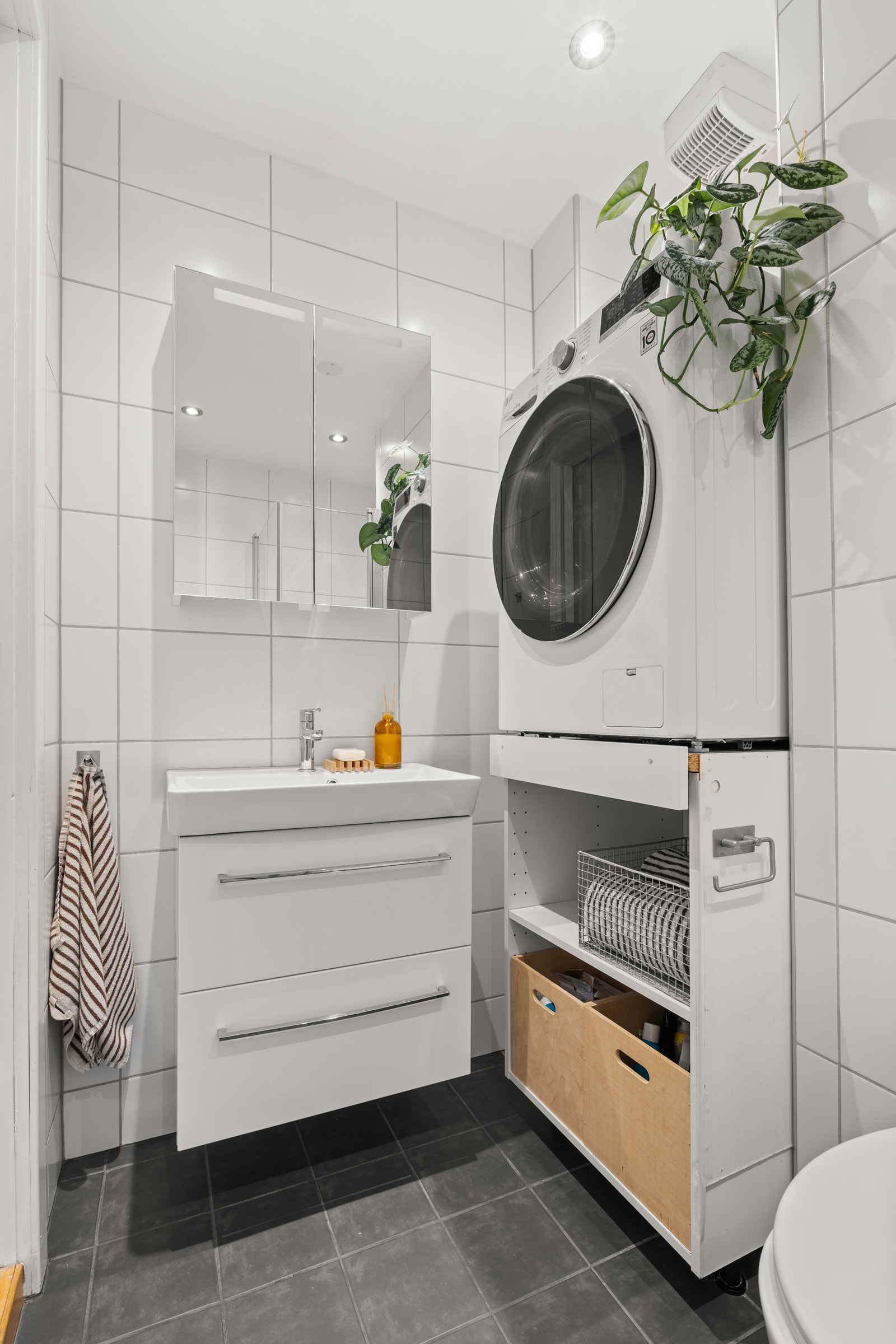 Varmekabler i gulvet og opplegg for vaskemaskin. Galleribilde