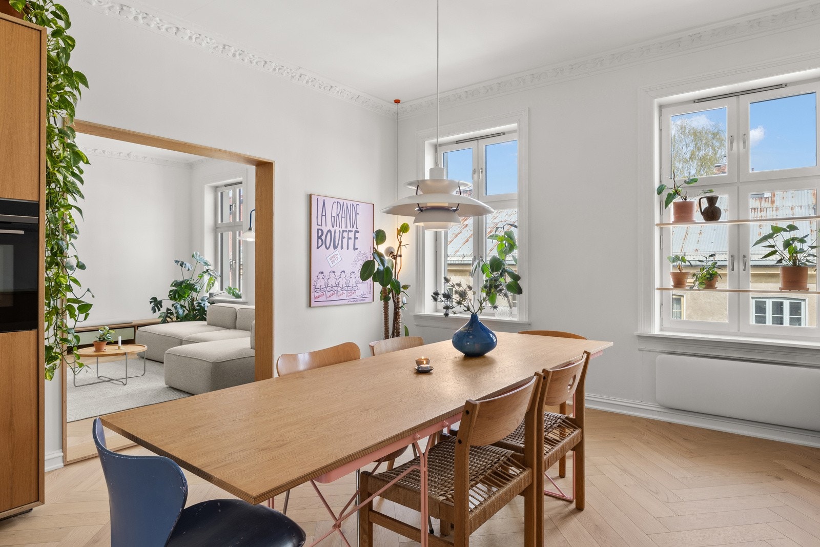 Rikelig med plass til et stort spisebord på kjøkkenet. Galleribilde