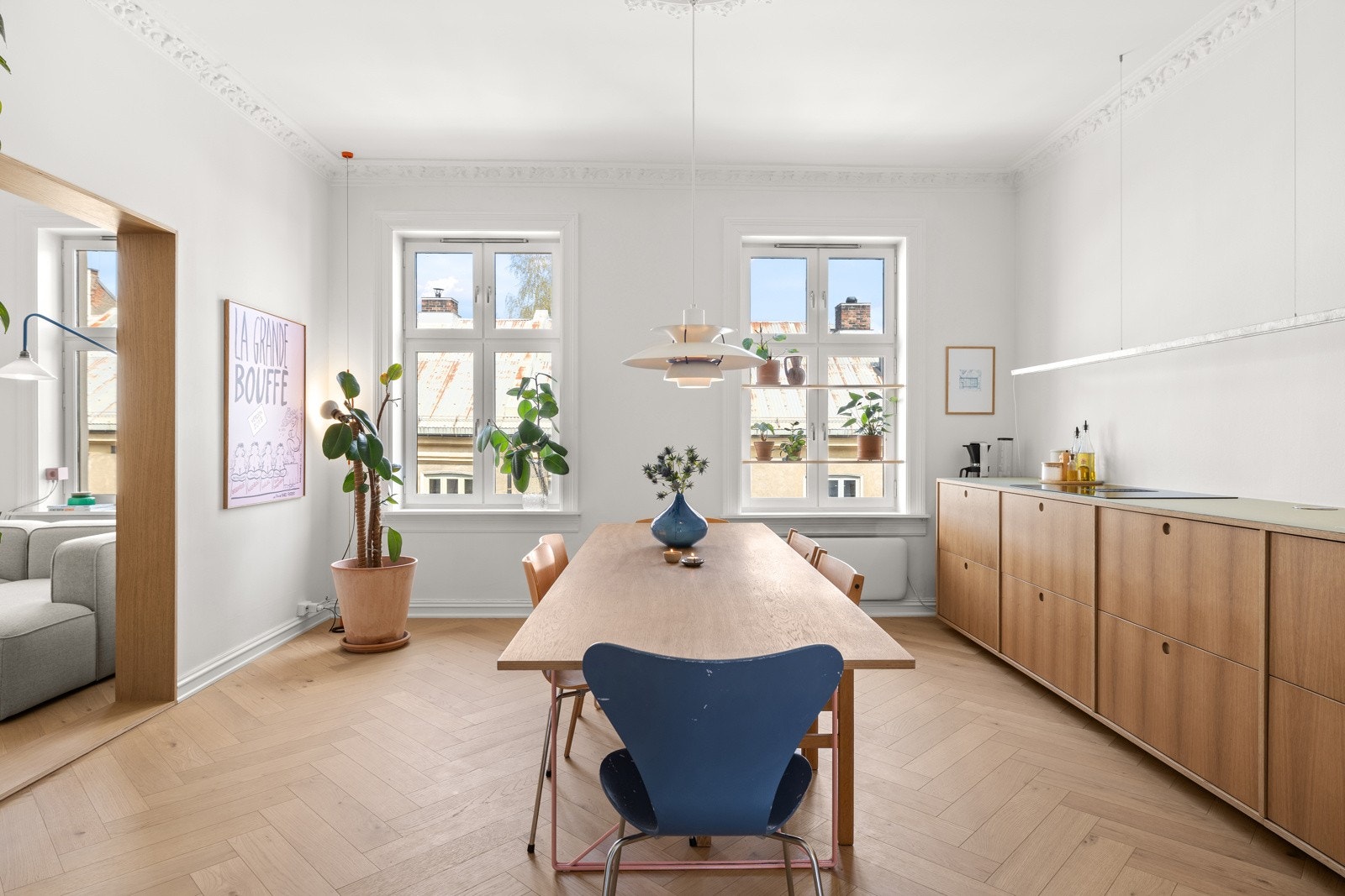 Rålekker kjøkkeninnredning fra 2021/22, med glatte fronter i eikefinér. Galleribilde
