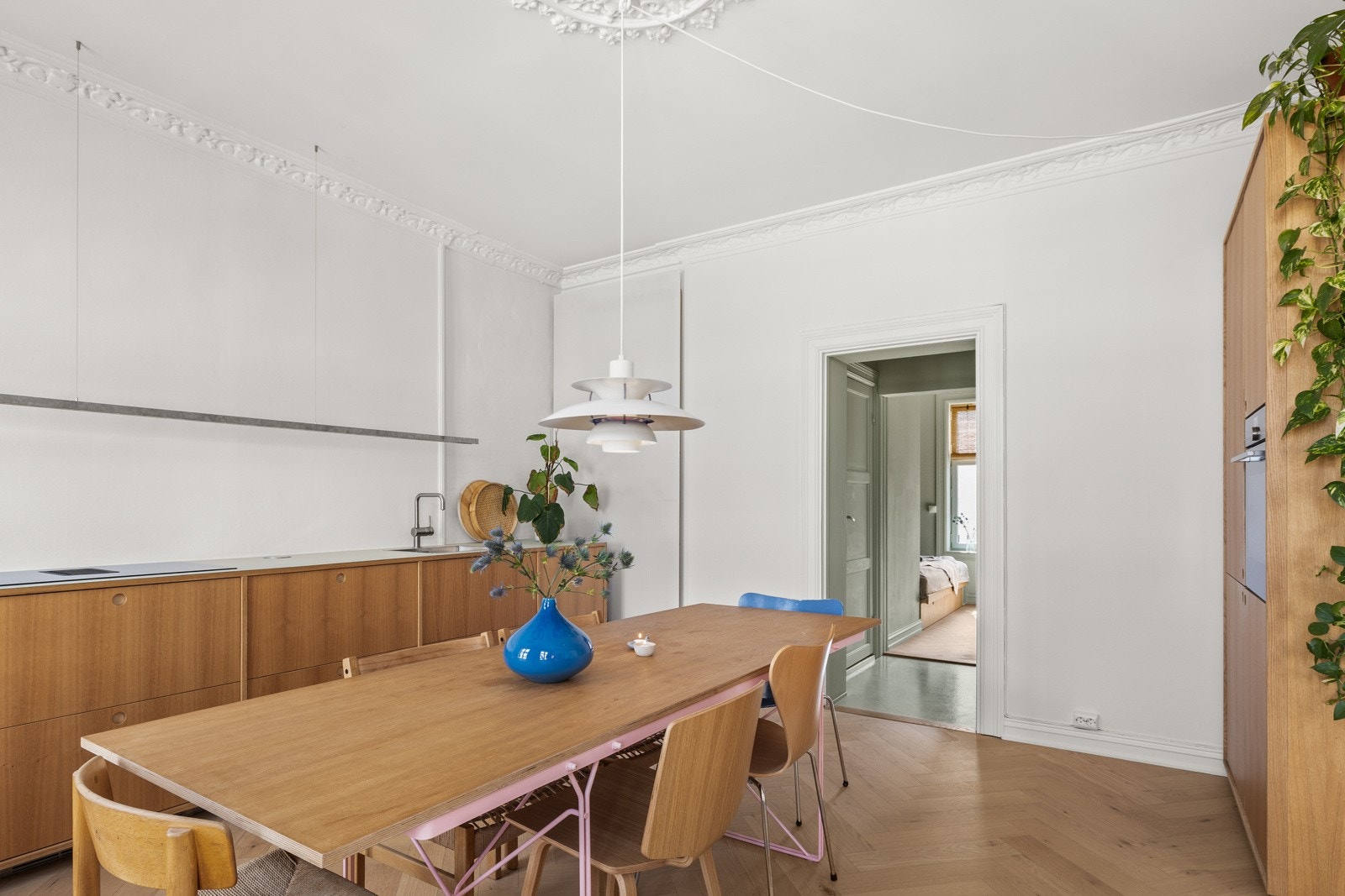 Integrert oppvaskmaskin, kjøle- og fryseskap, kombinert stekeovn/mikrobølgeovn og induksjonstopp. Galleribilde