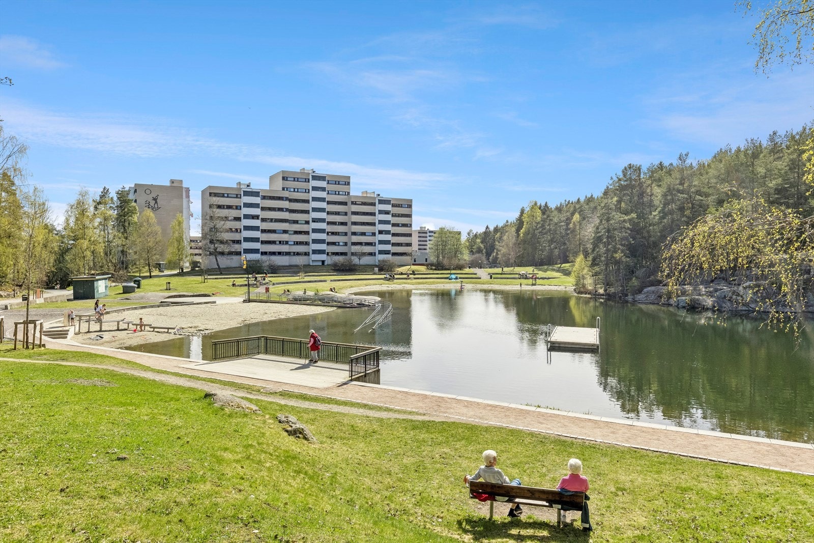 Svarttjern Parken ligger rett bak blokken, her er det sandstrand og gressletter, flotte bademuligheter, grillplasser, samt toaletter. Galleribilde