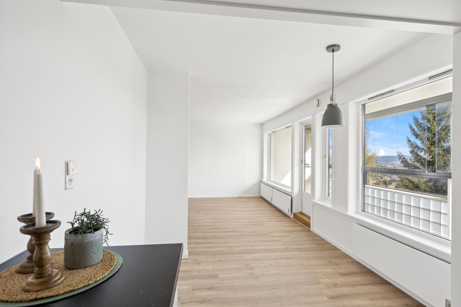 Spiseplass ved vindu. Galleribilde