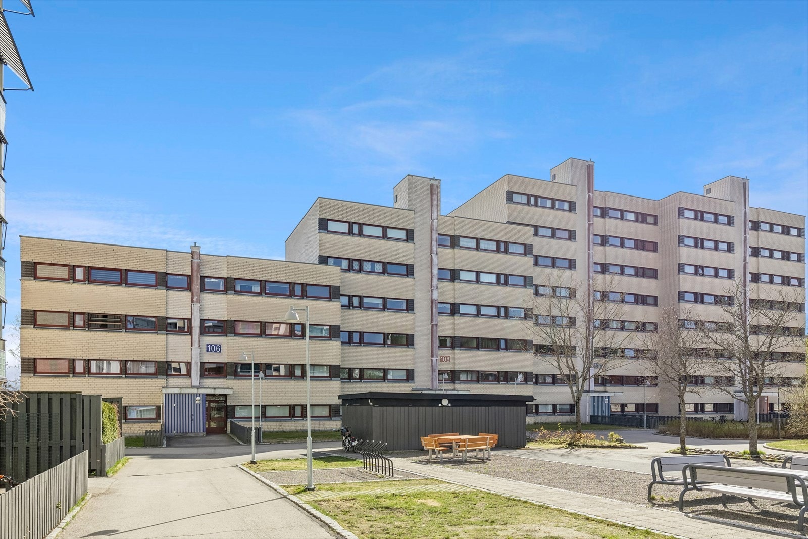 Velkommen til Odvar Solbergs vei 108 - Meget pen og lys 4-roms leilighet med stor balkong, heis og garasje. Galleribilde