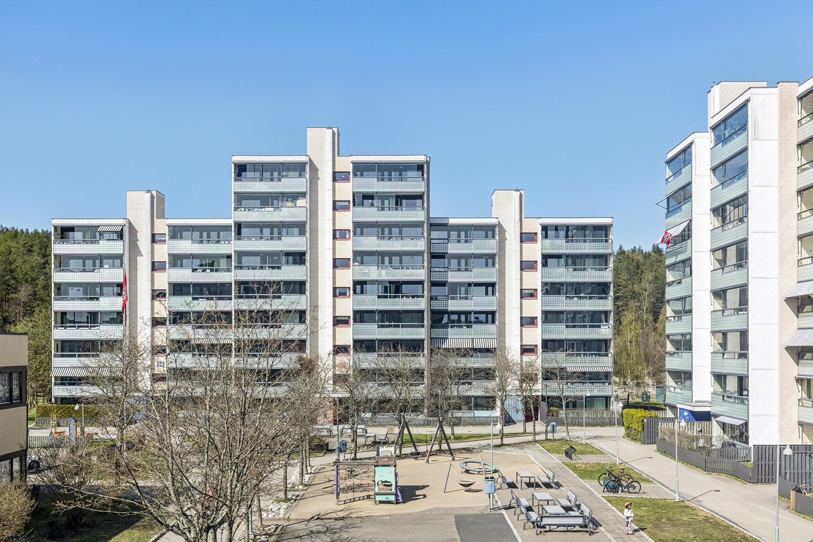 Meget barnevennlig fellesområde foran blokken. Galleribilde