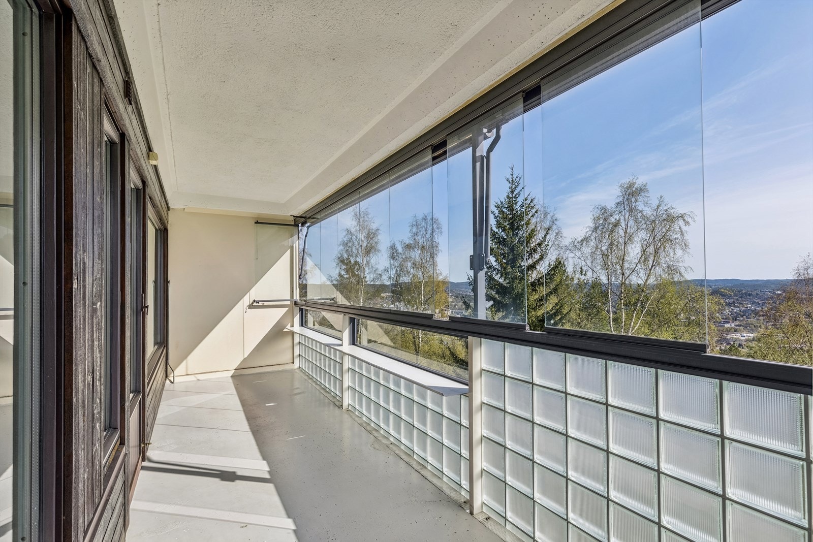 Stor innglasset balkong med flott utsikt. Galleribilde