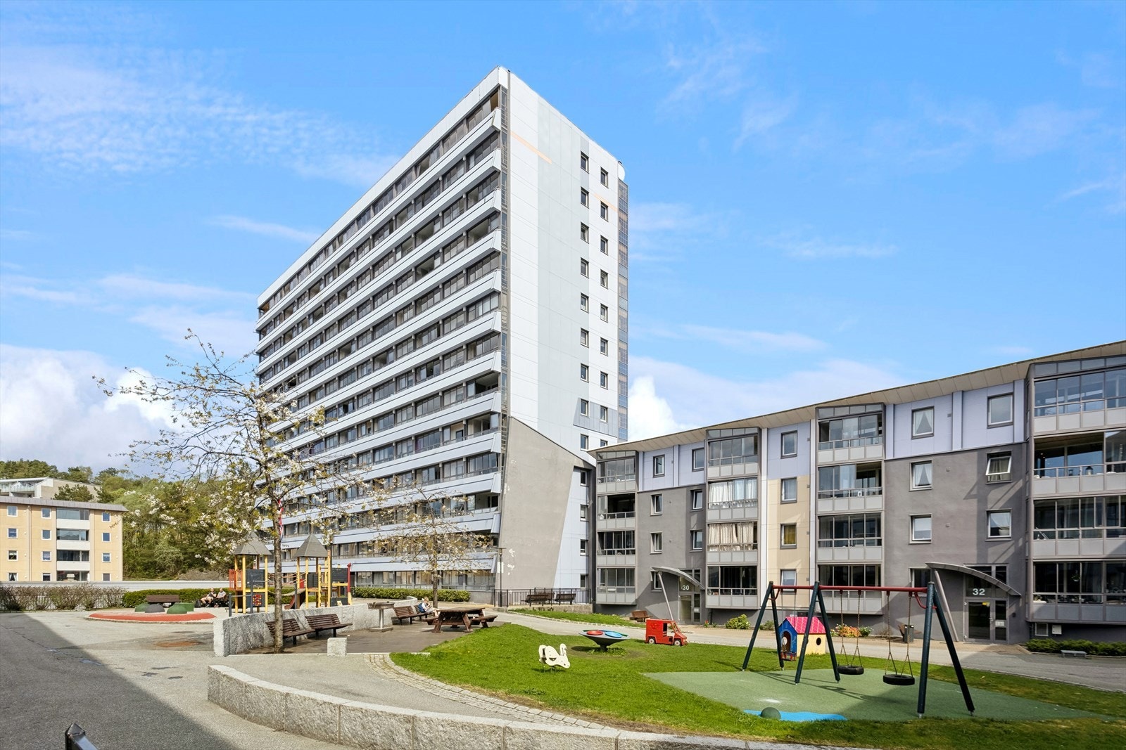 Leiligheten ligger i høyblokken i 10.etg, med en meget sentral og attraktiv beliggenhet i Bergen Vest. Galleribilde