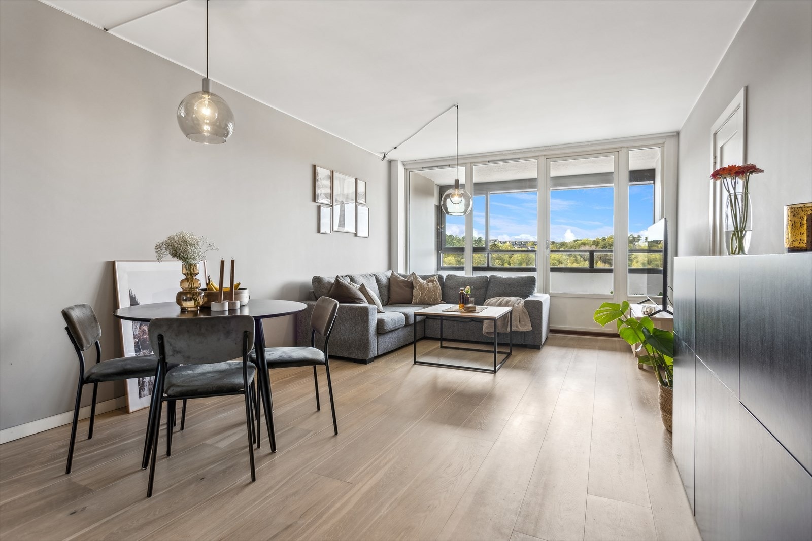Romslig stue på ca. 21,7 m², her er god plass til å innrede med både sofagruppe og spisebord. Galleribilde