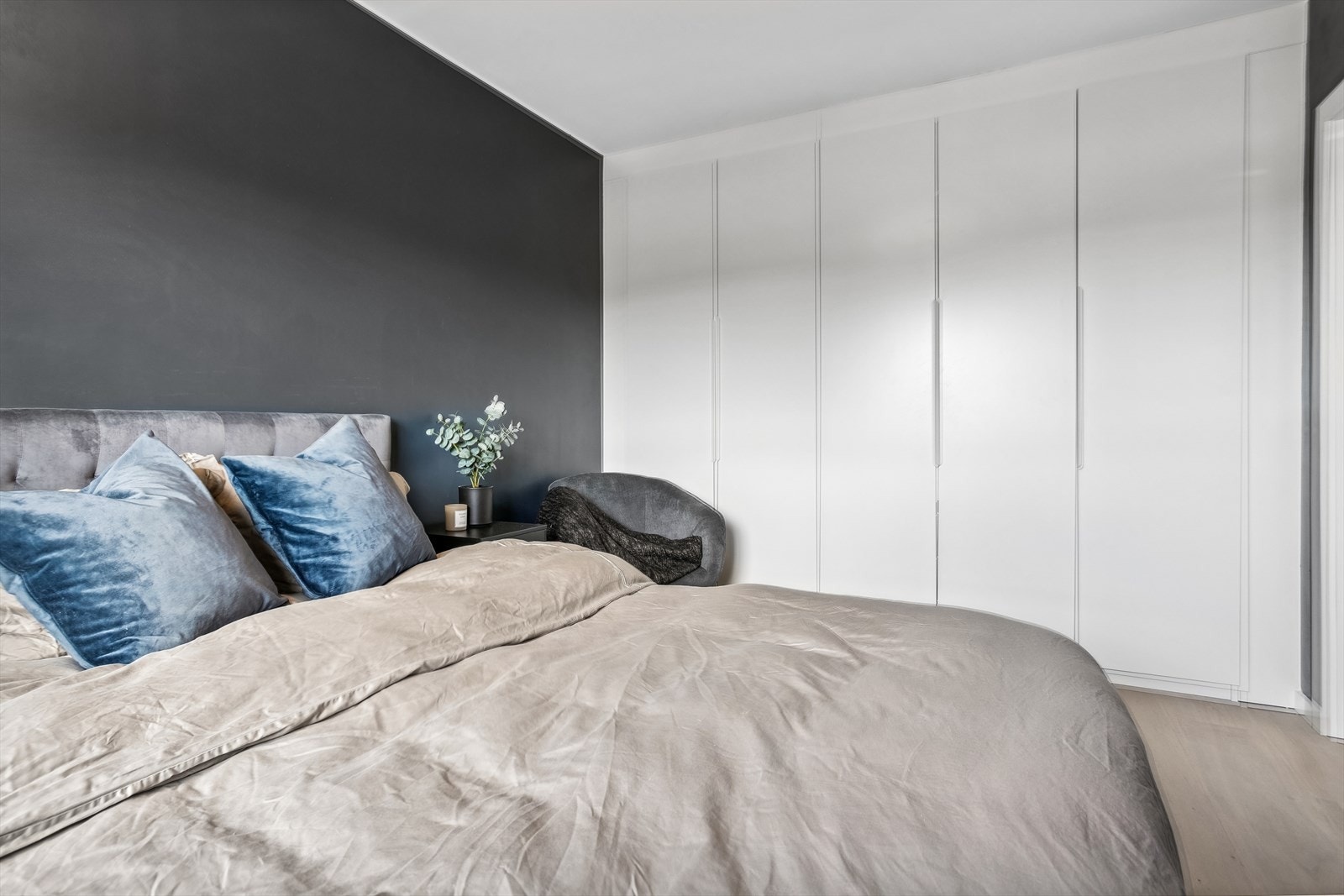 God plass til stor dobbeltseng, nattbord og annet ønsket møblement, samt stor garderobe. Galleribilde