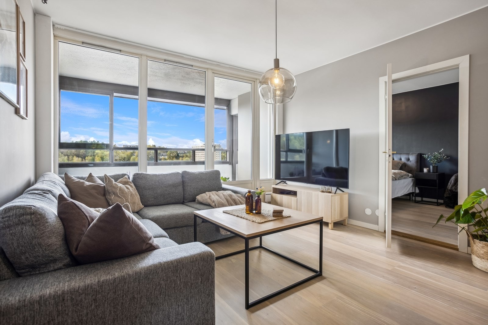 Fra stuen er det utgang til innglasset balkong på ca. 6,2 m². Galleribilde