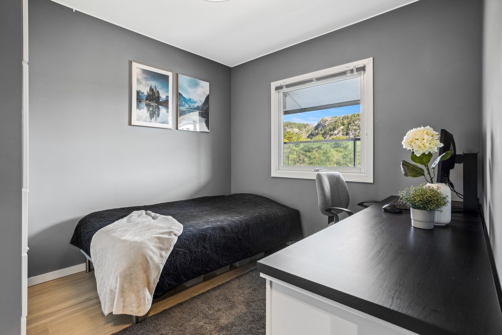 Soverom 2 utgjør ca. 8,7 m², og har også plass til dobbeltseng, garderobeskap og annet ønsket møblement. Galleribilde