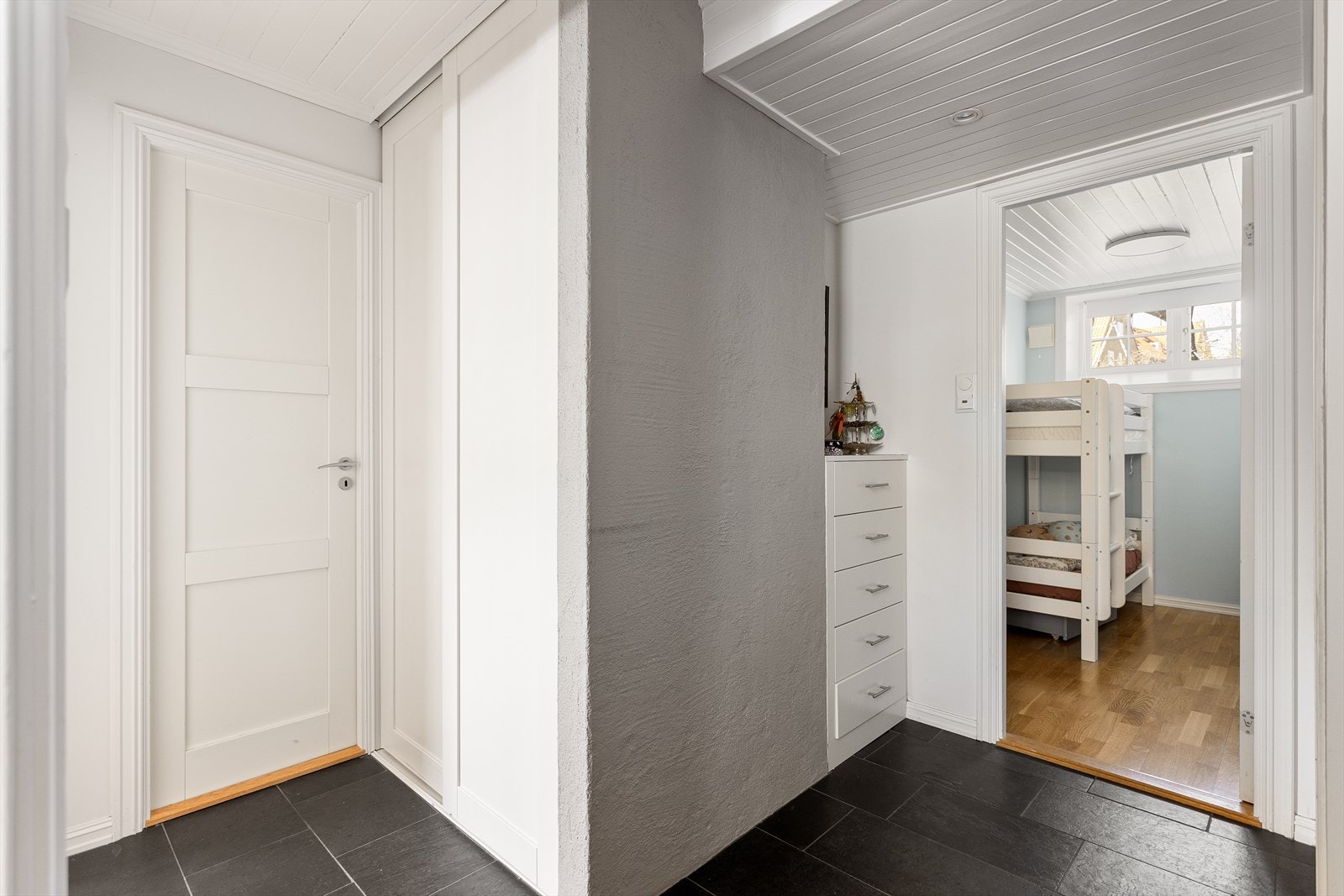 Det er en praktisk innvendig bod, samt plassbygget skap og kommode i underetasjen. Det er i tillegg varmekabler i alle gulv i kjelleren. Galleribilde