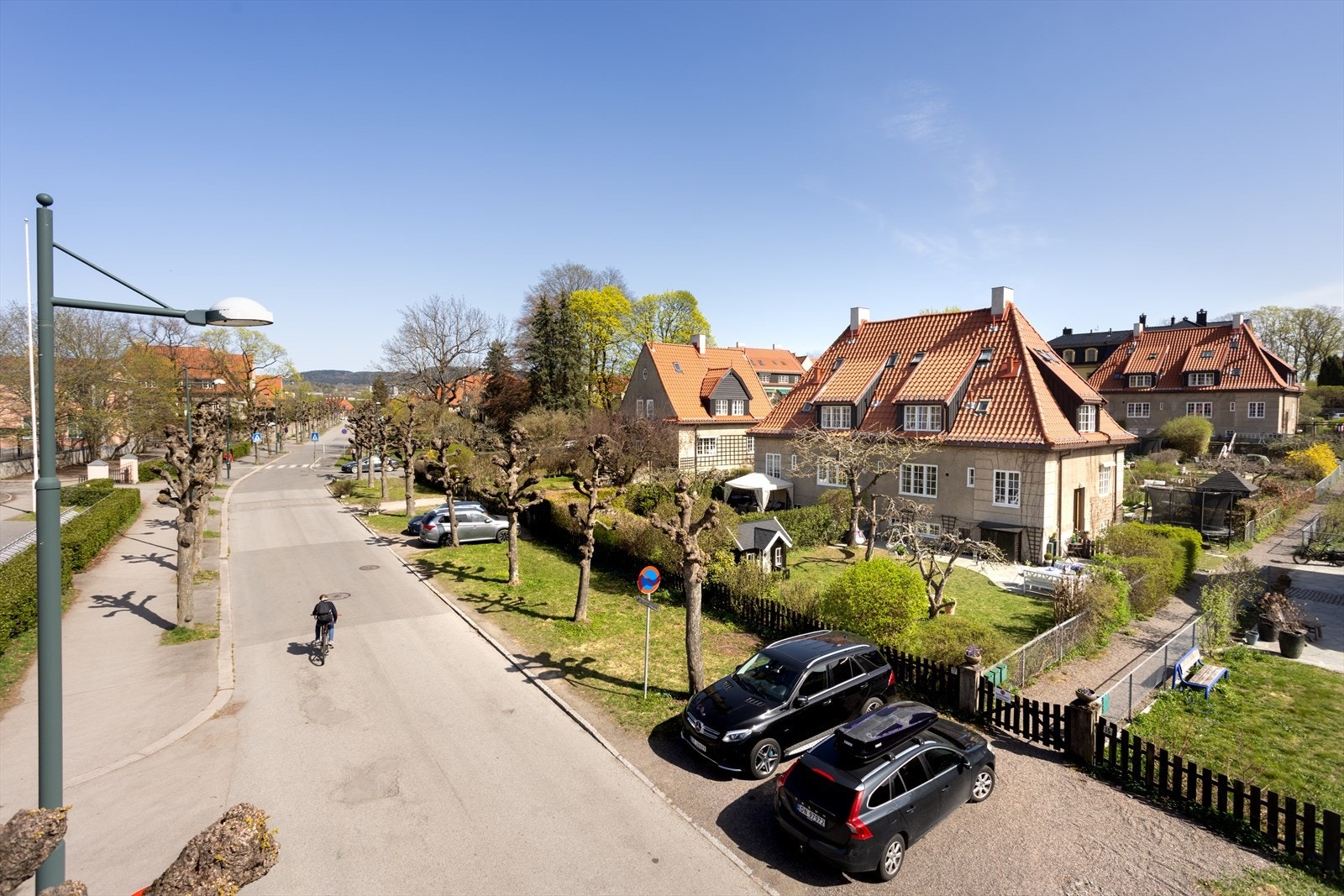 Selger benytter parkering på grus mellom hage og John Colletts allé. Se mer informasjon i komplett salgsoppgave. Galleribilde