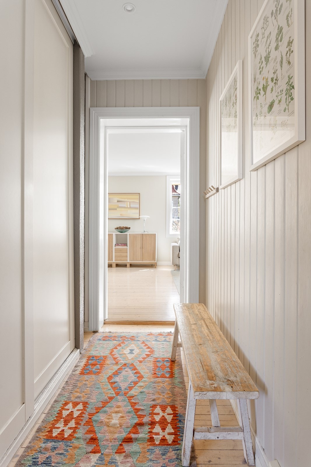 I fin tilknytning til entréen er det er et praktisk garderobeskap og toalettrom. Galleribilde
