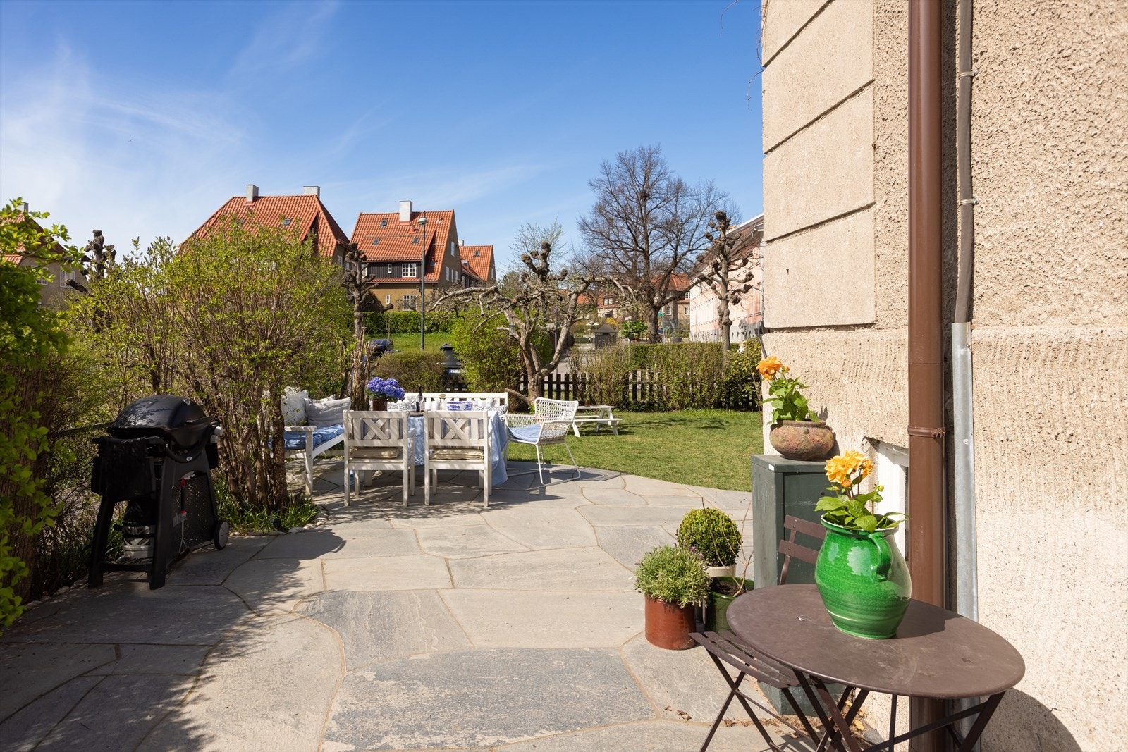 Det er god plass til ulike soner i hagen med både grill, sittegrupper og god plass til lek og moro. Det er mulighet for å sette opp utebod på skiferplattingen (på siden av huset). Galleribilde