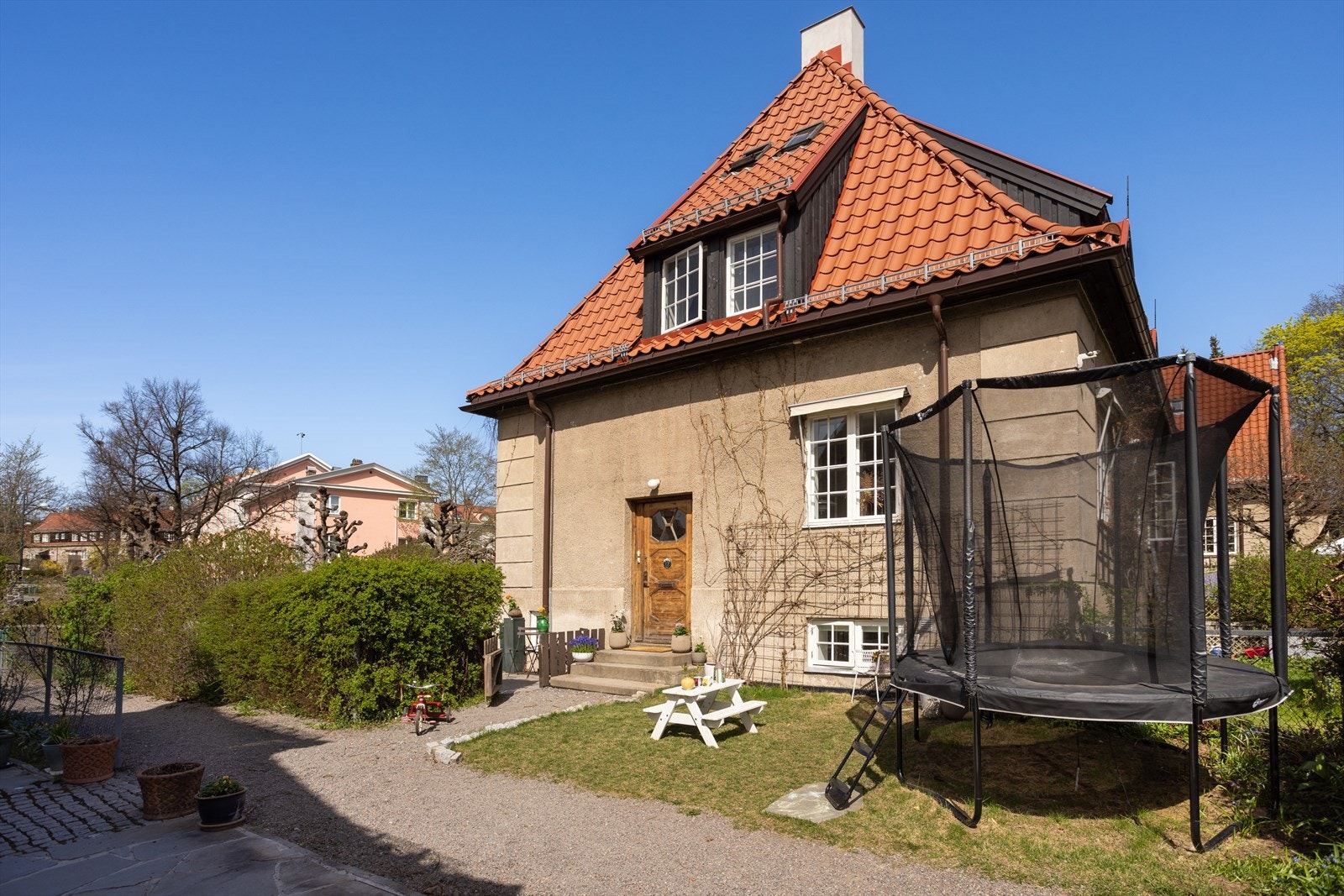 Plassen foran er et hyggelig fellesareal med naboene over som i dag er blitt benyttet til trampolinelek - men bruken av dette enes man om med ny eier. Galleribilde