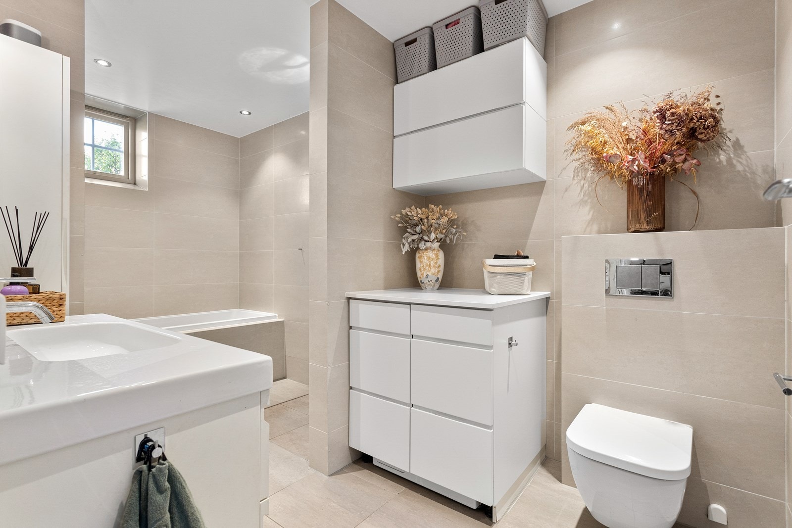 Badet består av vegghengt wc, stor servant med skuffer under og øvrig oppbevaringsmuligheter. Selger har hatt kombinert vaskemaskin i plassbygget skap, og benyttet benken over som et stellebord. Galleribilde