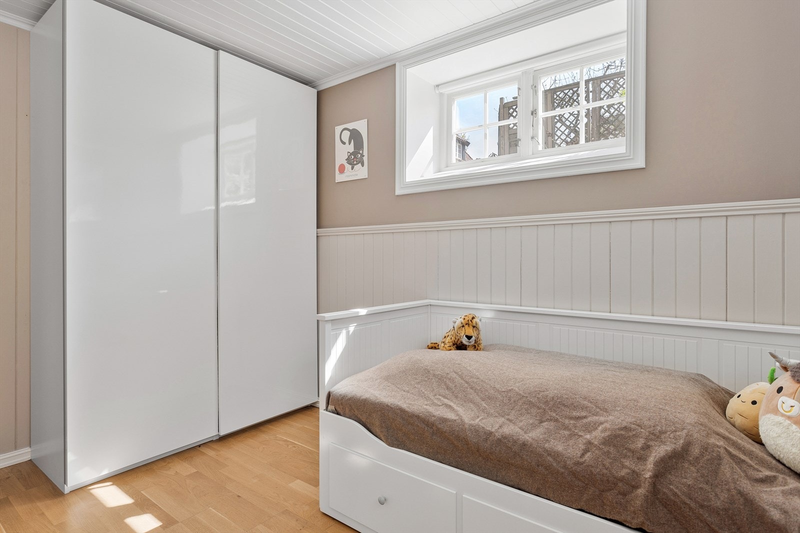Det er god plass til seng, garderobe og annet soveromsmøblement på de øvrige soverommene. Galleribilde