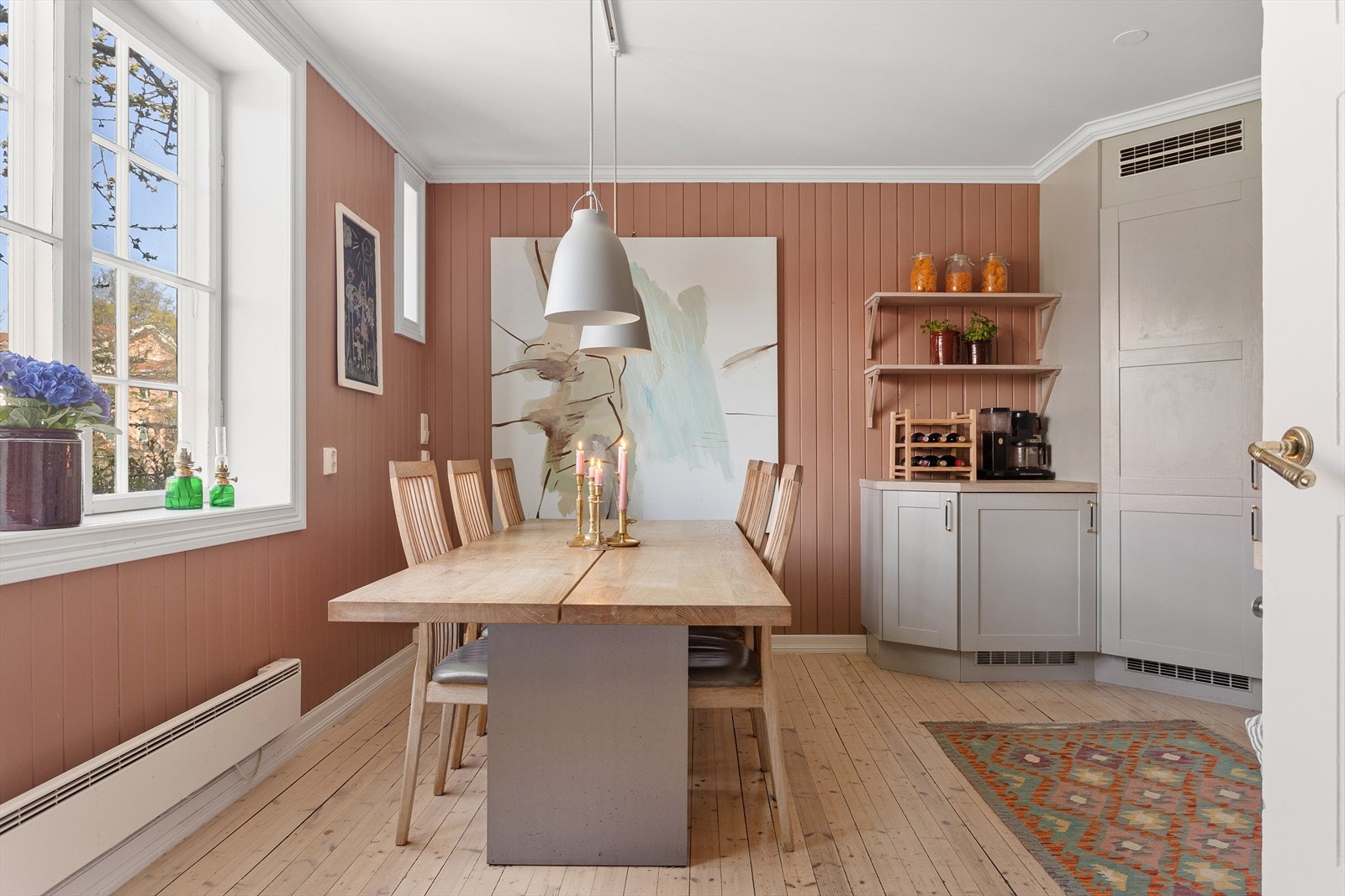 Kjøkkenet har en klassisk og tidløs innredning fra Sigdal, hvor nåværende eier har malt kjøkkenfrontene og byttet kjøkkenhåndtak. I tillegg er det nyere hvitevarer. Galleribilde