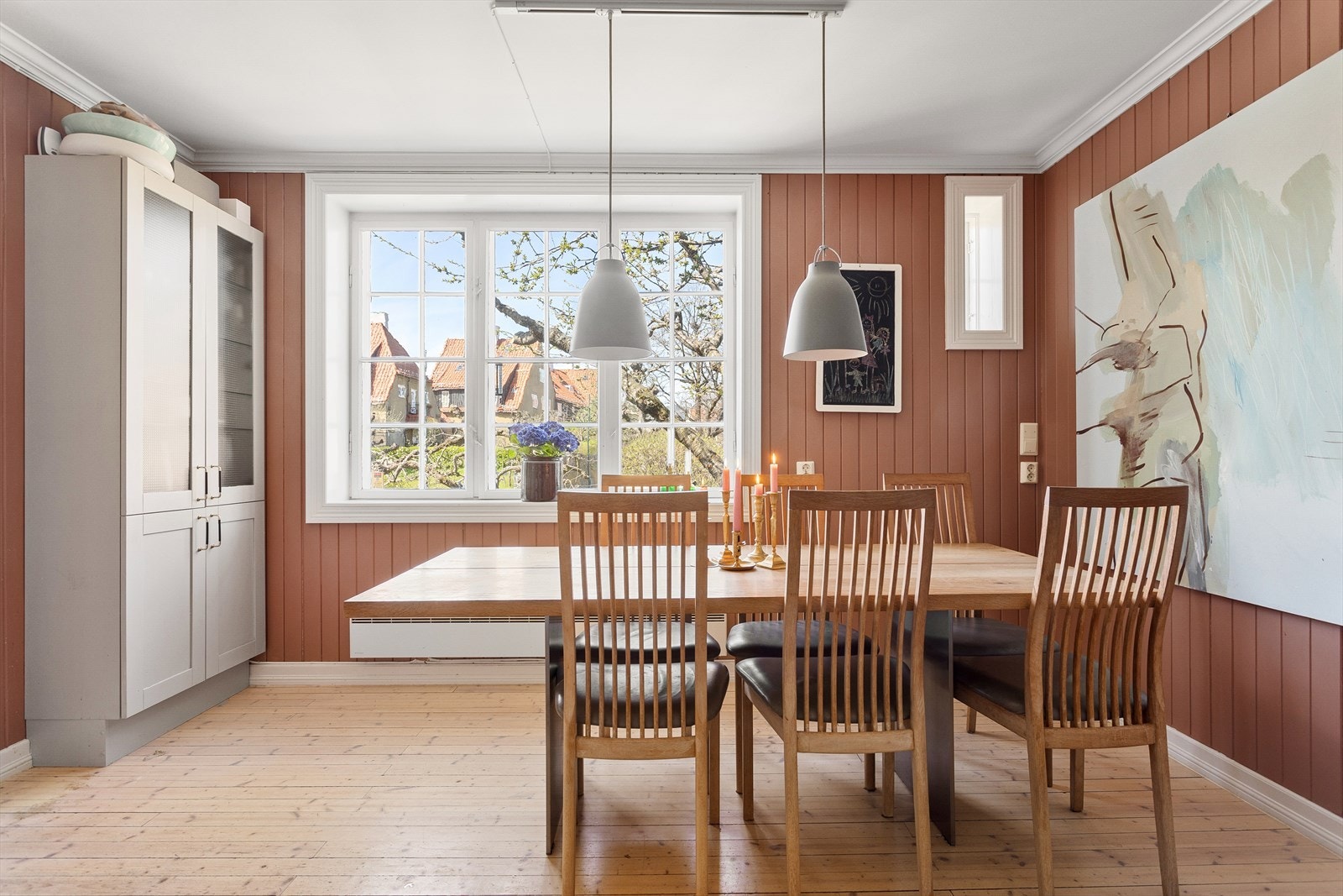 Kjøkkenet er pent og praktisk utformet, og har god plass til langbord - et hyggelig og naturlig samlingspunkt. Galleribilde