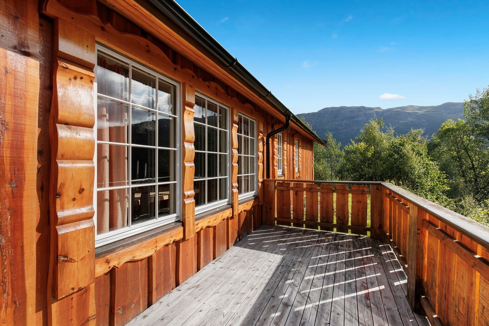Det er stor terrasse rundt store deler av hytta med flott fjellutsikt! Galleribilde