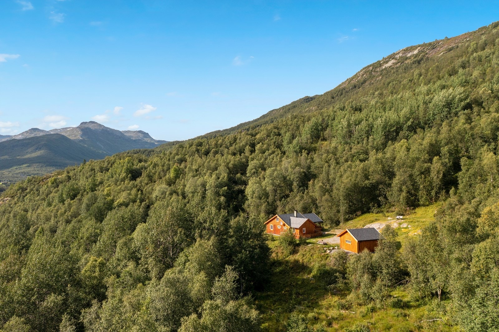 Hytta ligger helt usjenert på en gammel setervoll med ca. 3 mål tomt. Galleribilde