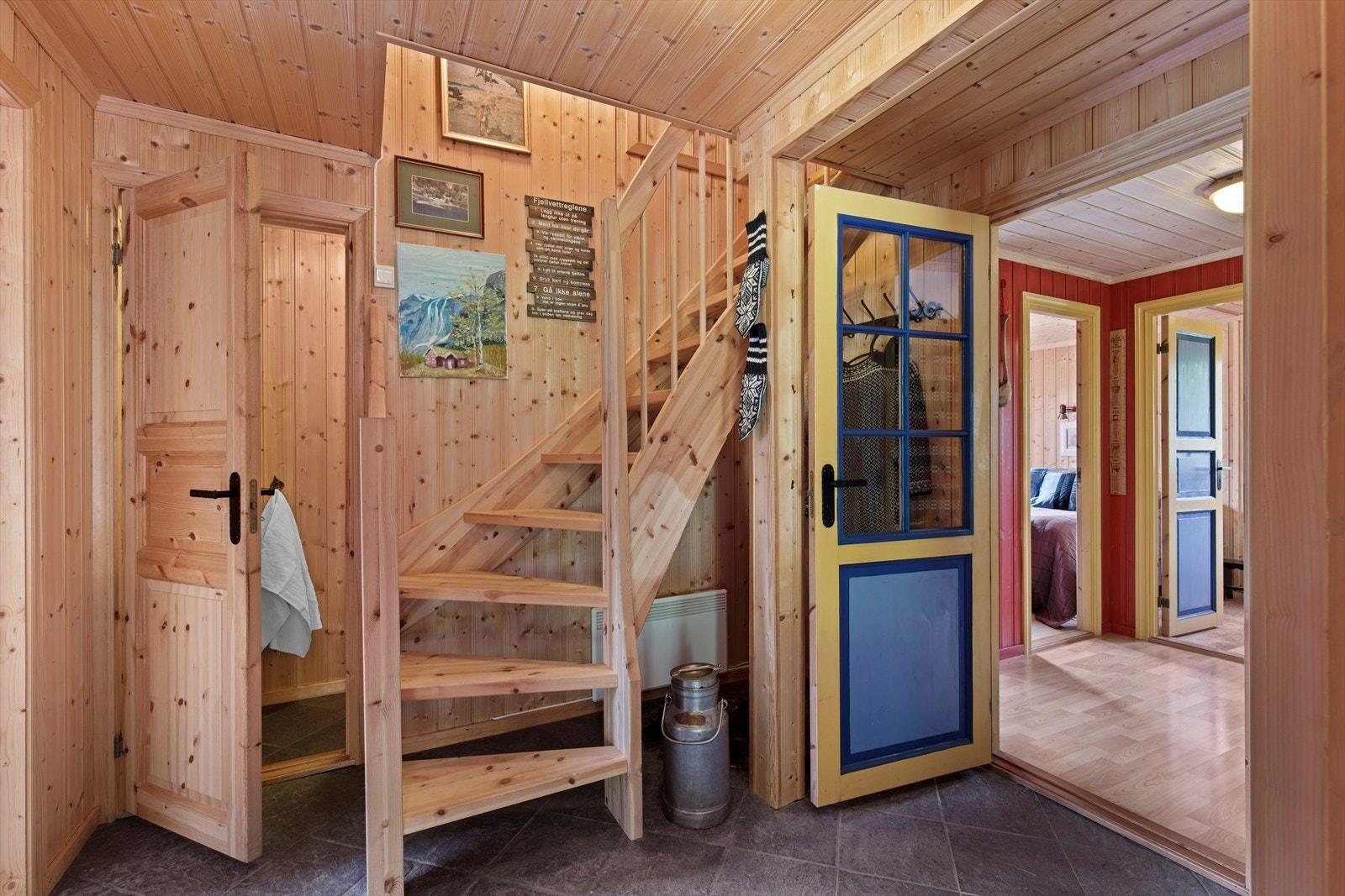 Hall med trapp opp til 2.etasje. Galleribilde