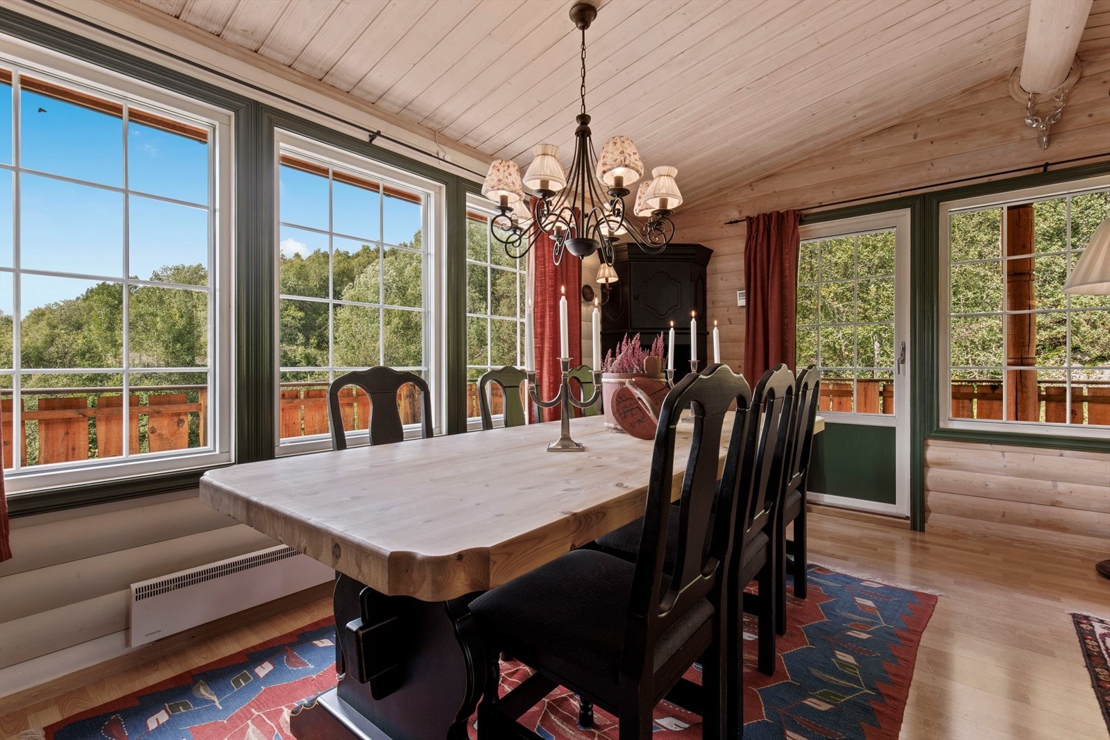 Det er god plass i stua til spisebord perfekt for middager med familie og venner! Galleribilde