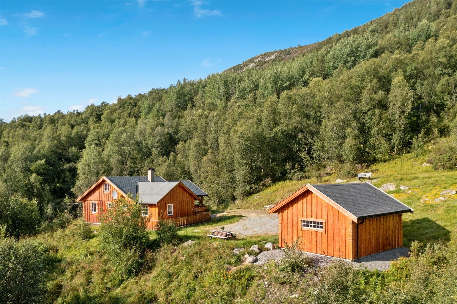 Fasade og garasje Galleribilde