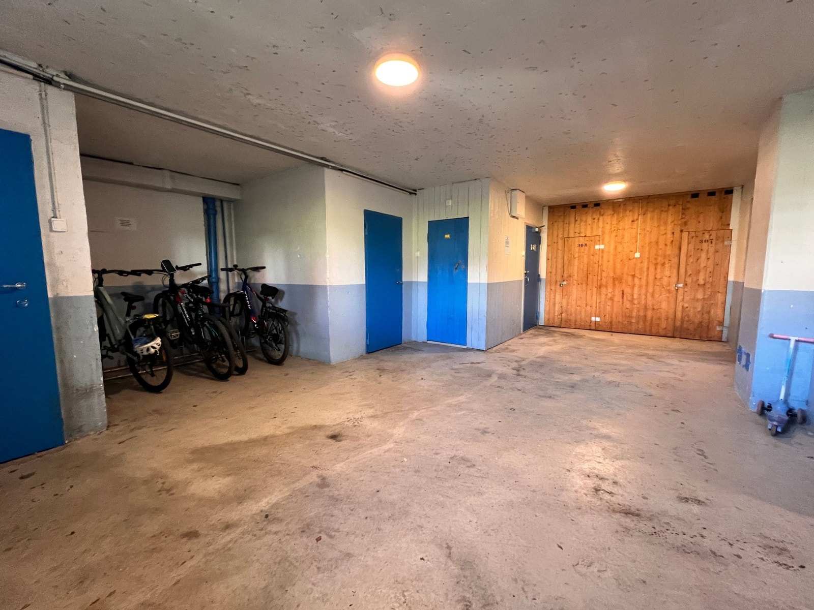 Fellesområde i kjeller med inngang til bodene. Galleribilde