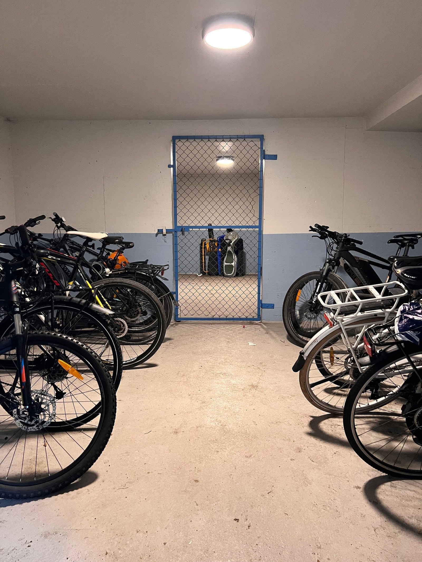 Romslig sykkelbod med plass for store og små sykler. Innenfor sykkelboden er det et stort felles oppbevaringsrom for vinterdekk og andre sesongbehov som bestyres av vaktmester. Galleribilde