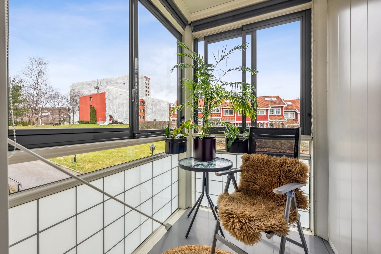Boligen ligger på en høyde med mye behagelig dagslys. Balkongen er innglasset med mulighet for å skyve til side vinduene. Dette gjør at man enkelt kan nyte de forskjellige årstidene. Galleribilde