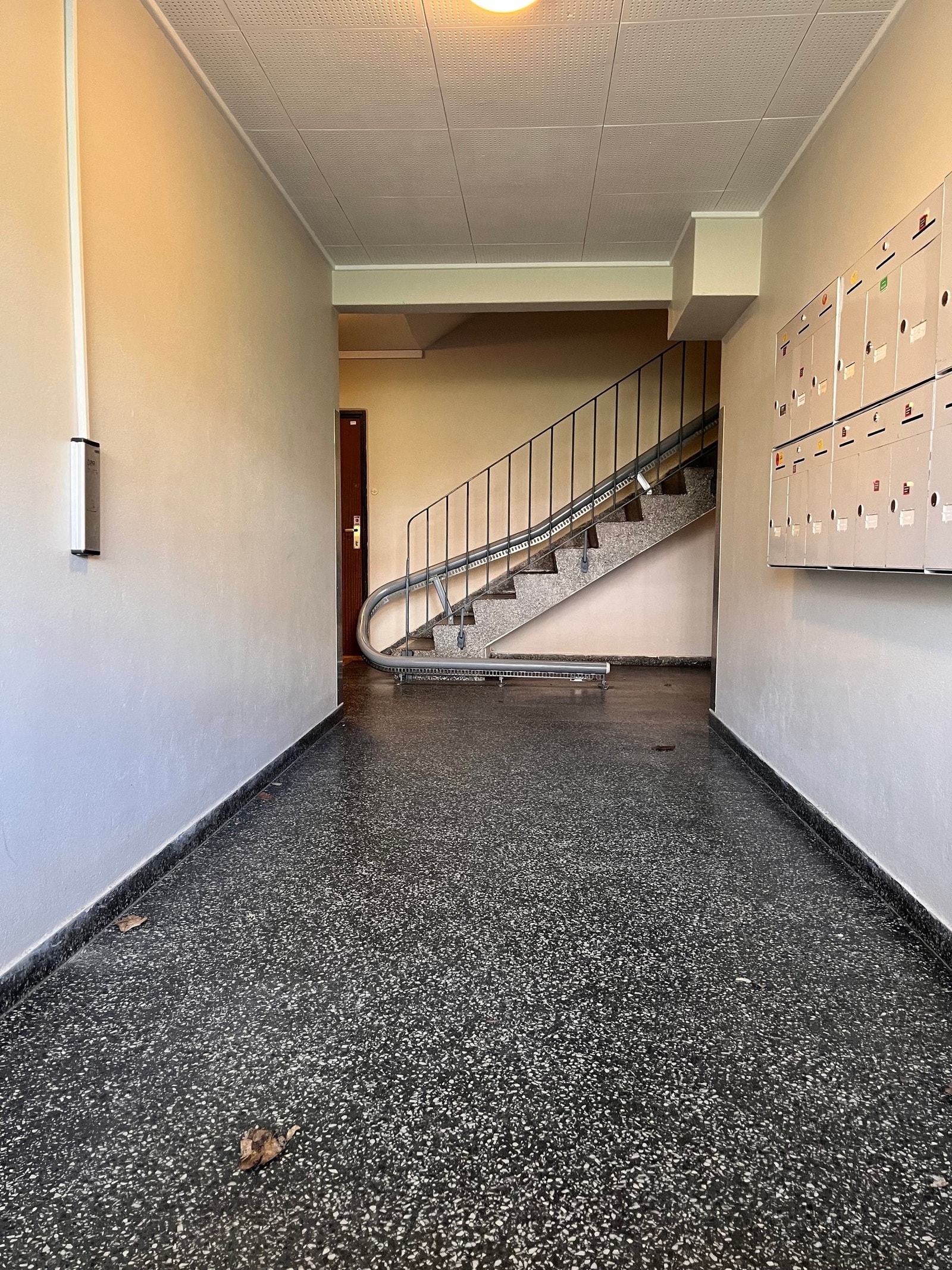 Trappeheisen tar deg hjem til 2. etasje hvis du er dårlig til beins eller har kortvarig behov. Galleribilde