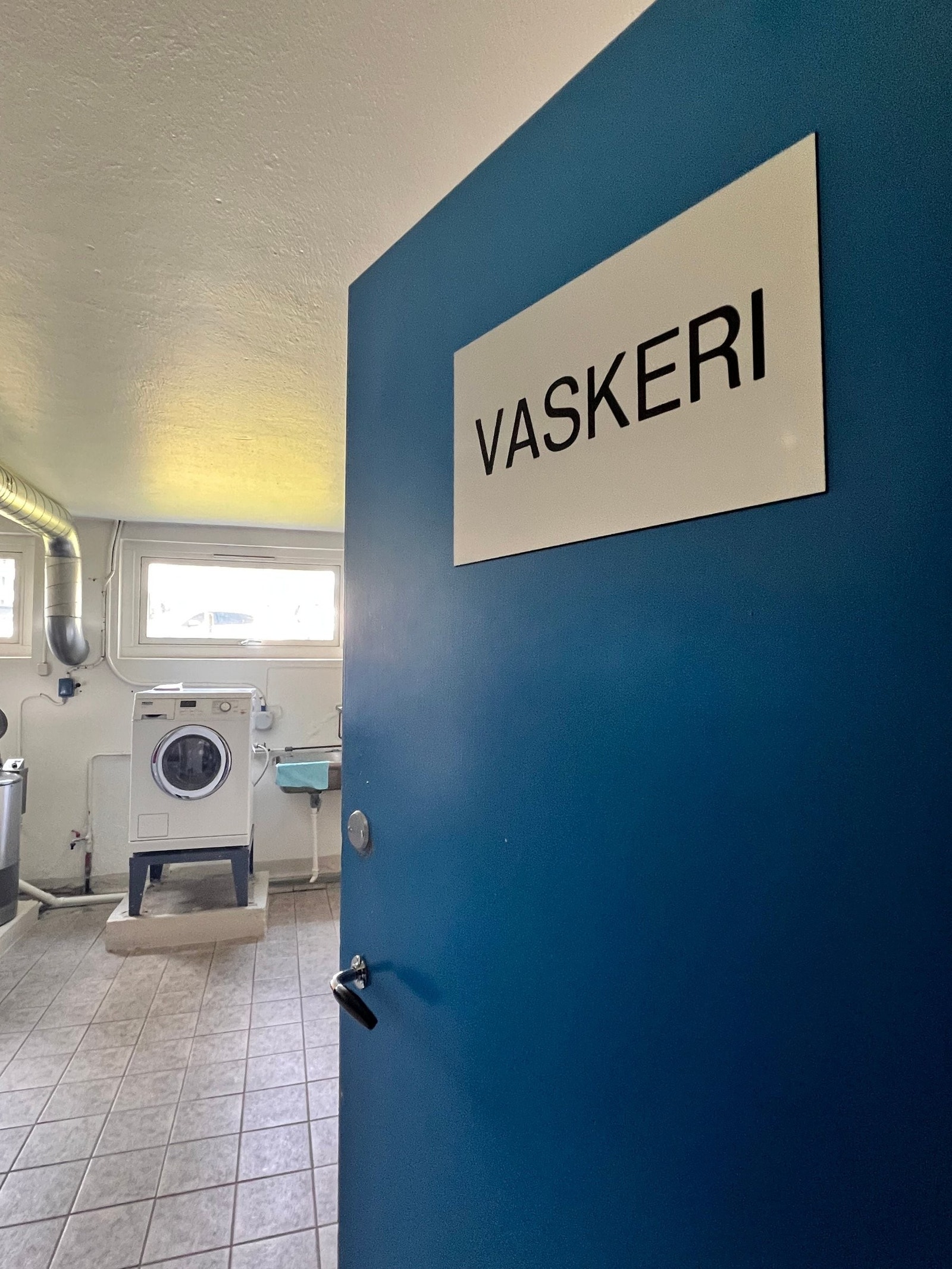 Vaskeri med industri vaskemaskin. Galleribilde