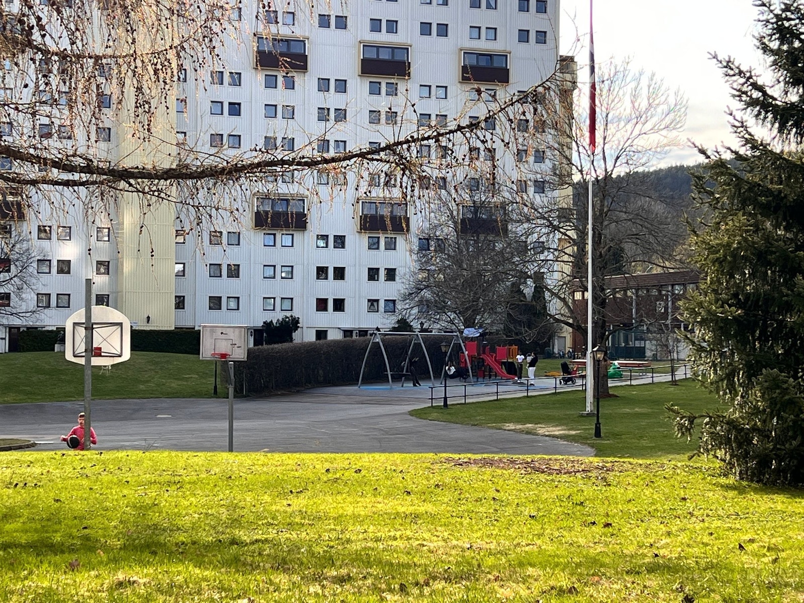 Fellesområdet "Bassenget" er samlingspunkt for alle beboere. Her holdes borettslagets tradisjonelle sommerfest. Her finner du lekeplass, basketbane og flere griller og sittegrupper. Galleribilde