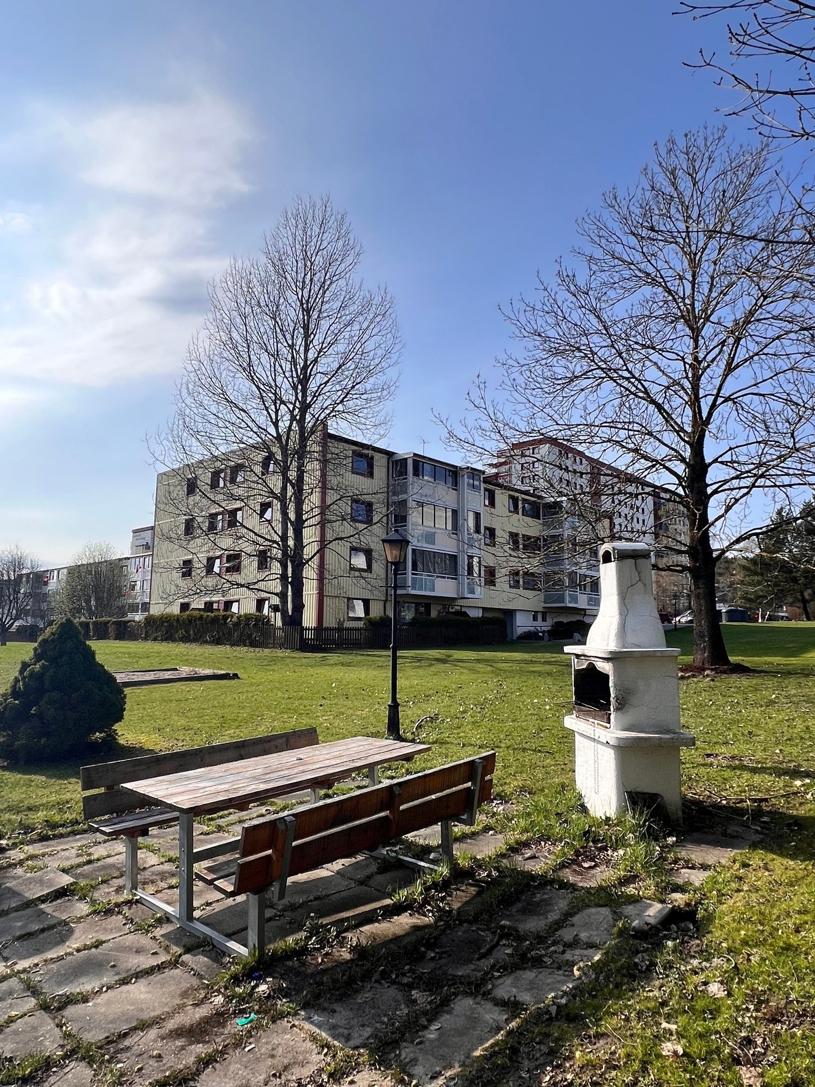 Hagen utenfor er utstyrt med grill, sitteplass og sandkasse. Galleribilde