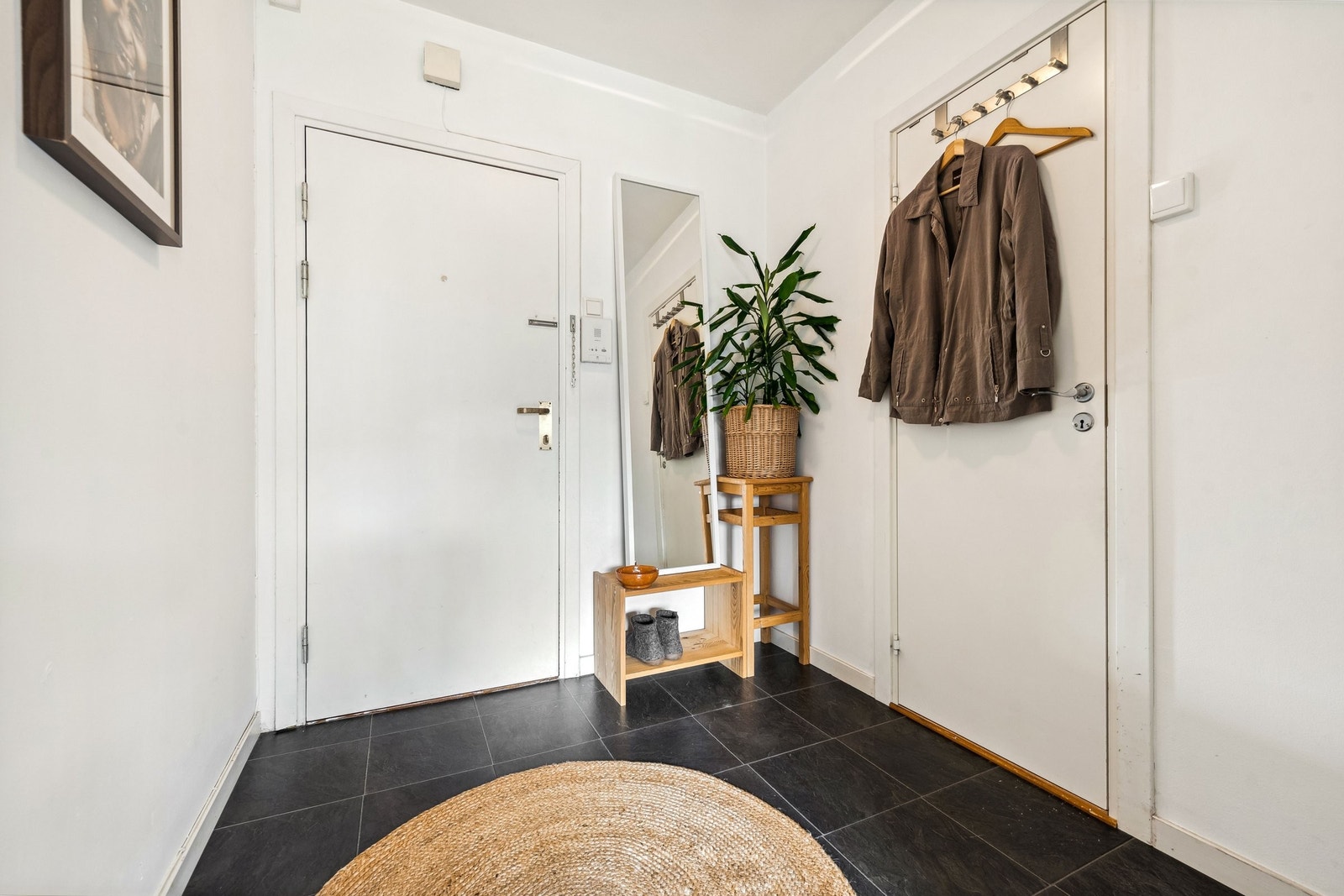 Fra entréen er det inngang til innvendig bod og bad. Galleribilde