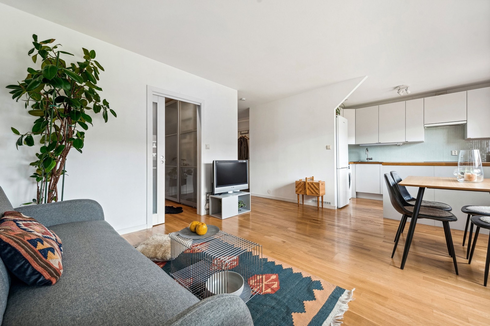 Det er behagelig lys og god romfølelse i stuen. Åpen planløsning skaper en sosial stemning i boligen. Galleribilde