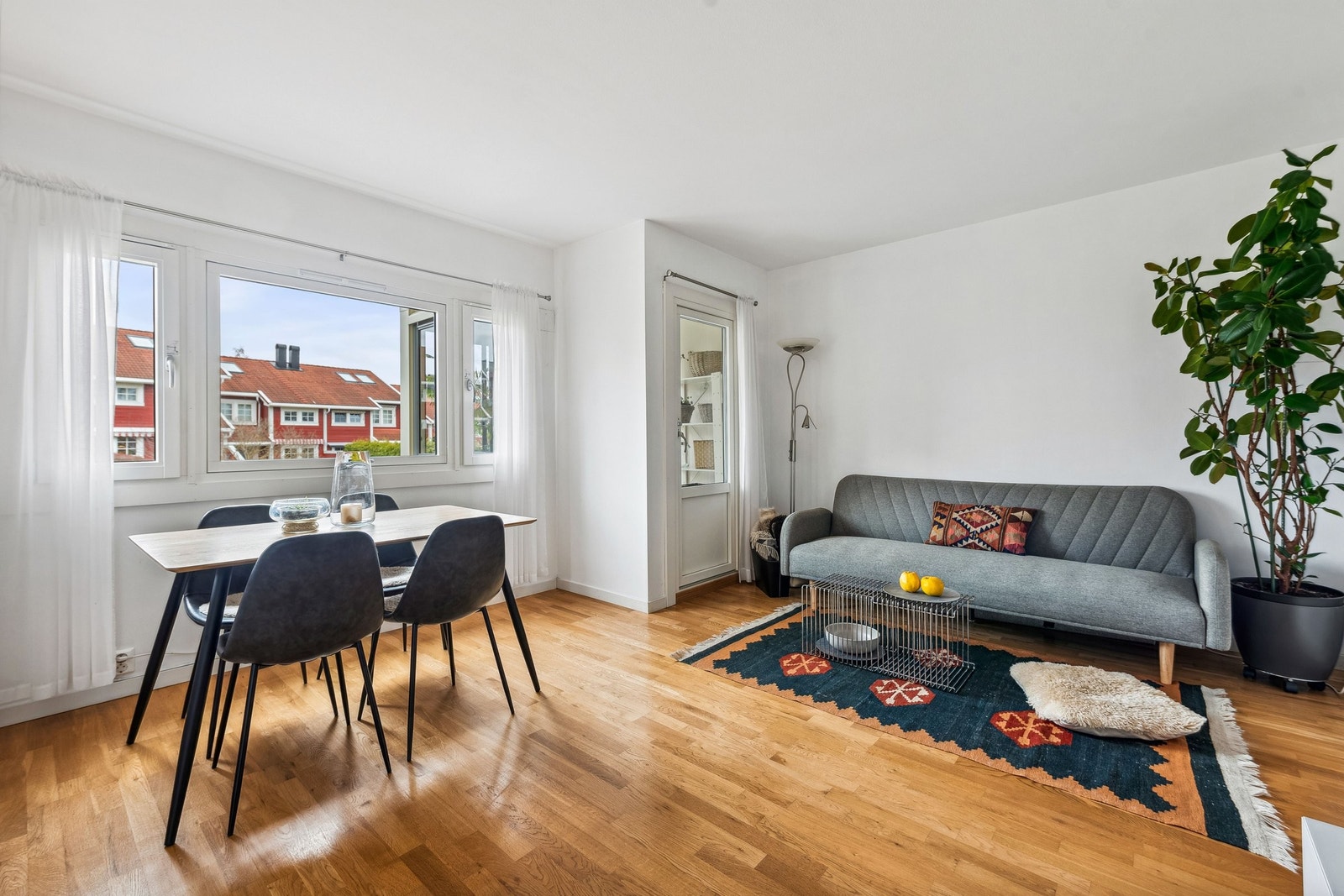 En stor og lys stue med plass til spisebord og sofagruppe. Galleribilde