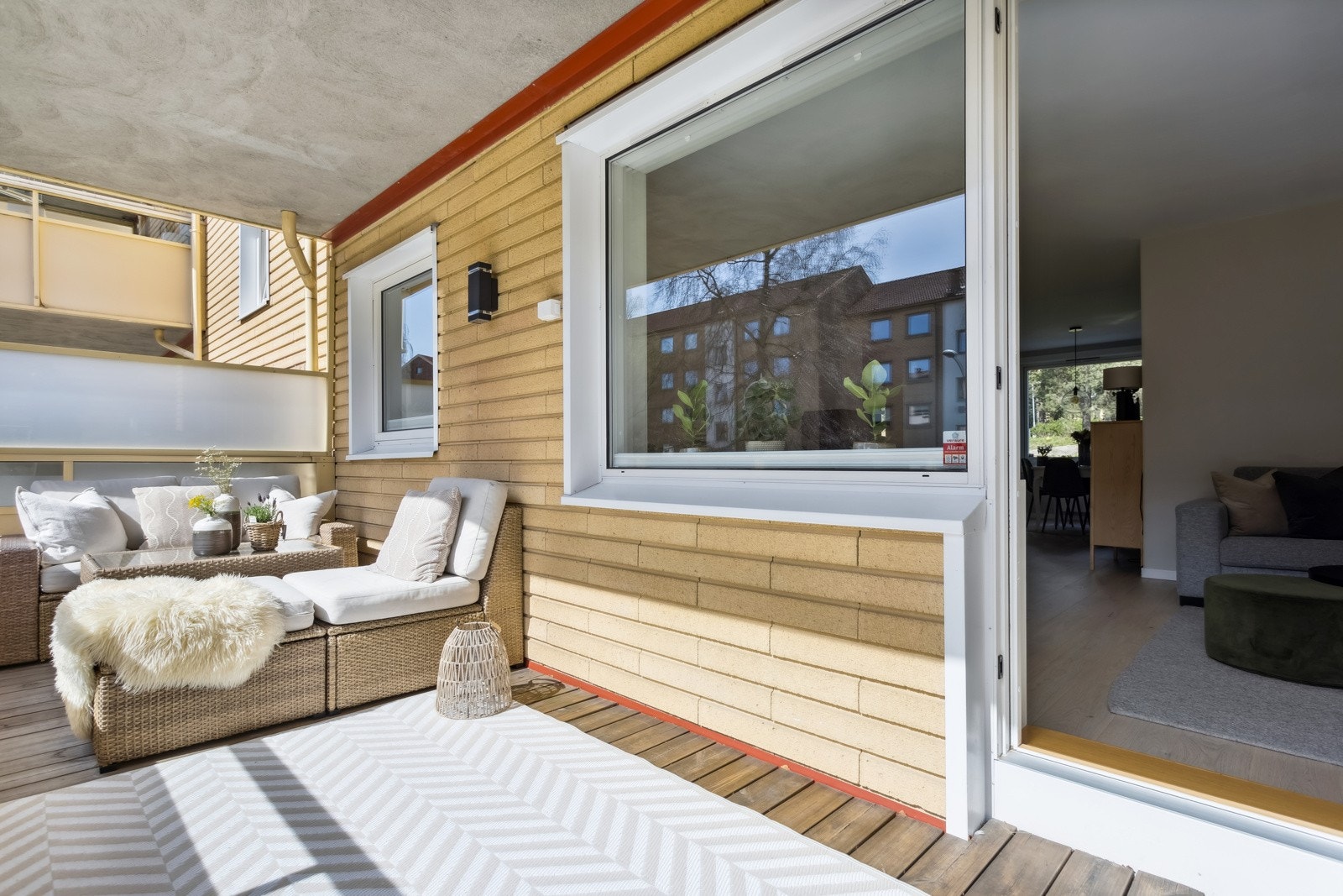 Terrassebord på balkongdekke. Det er montert utelampe og stikkontakt. Galleribilde