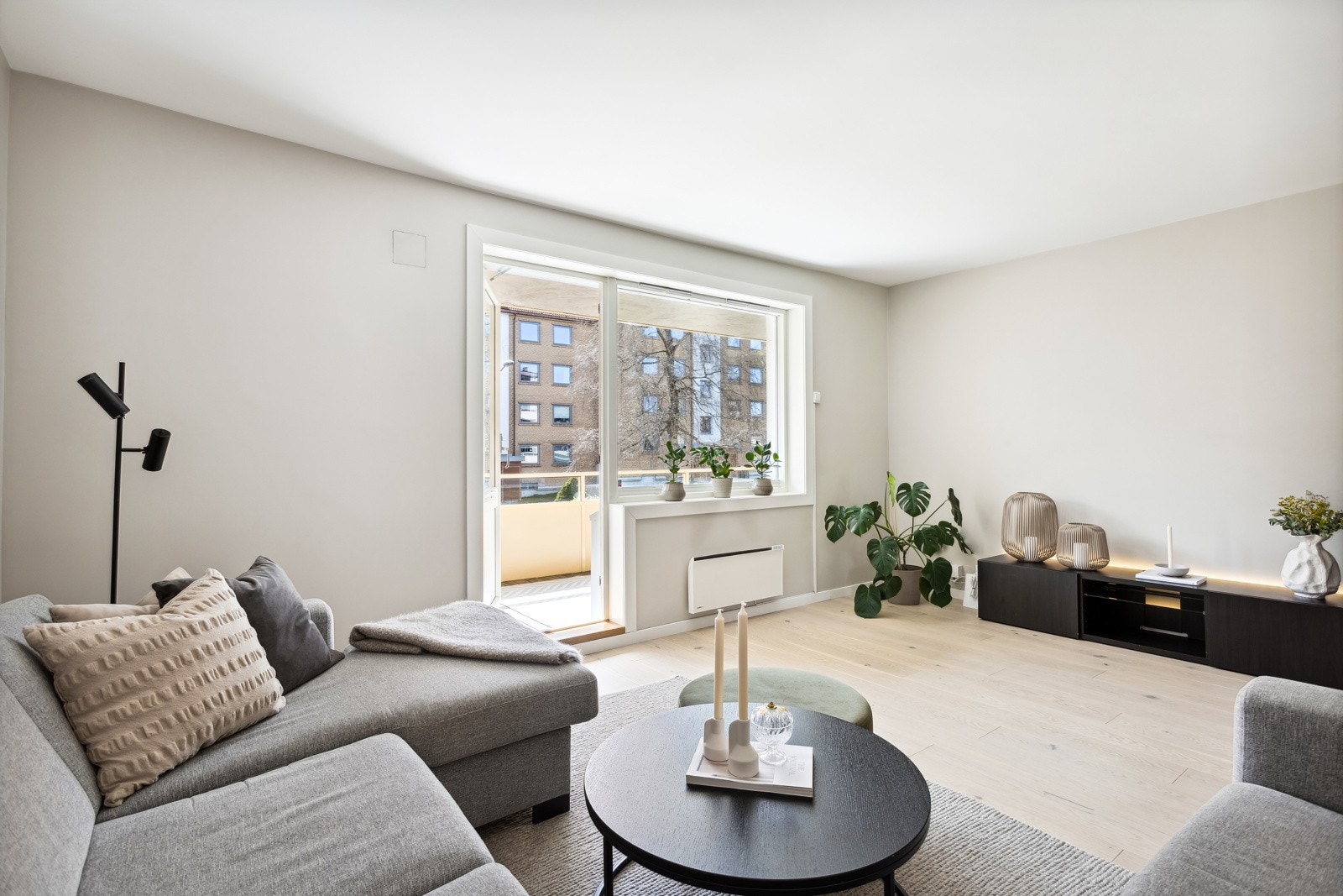 Lys og romslig stue med lysinnfall fra to sider. Galleribilde