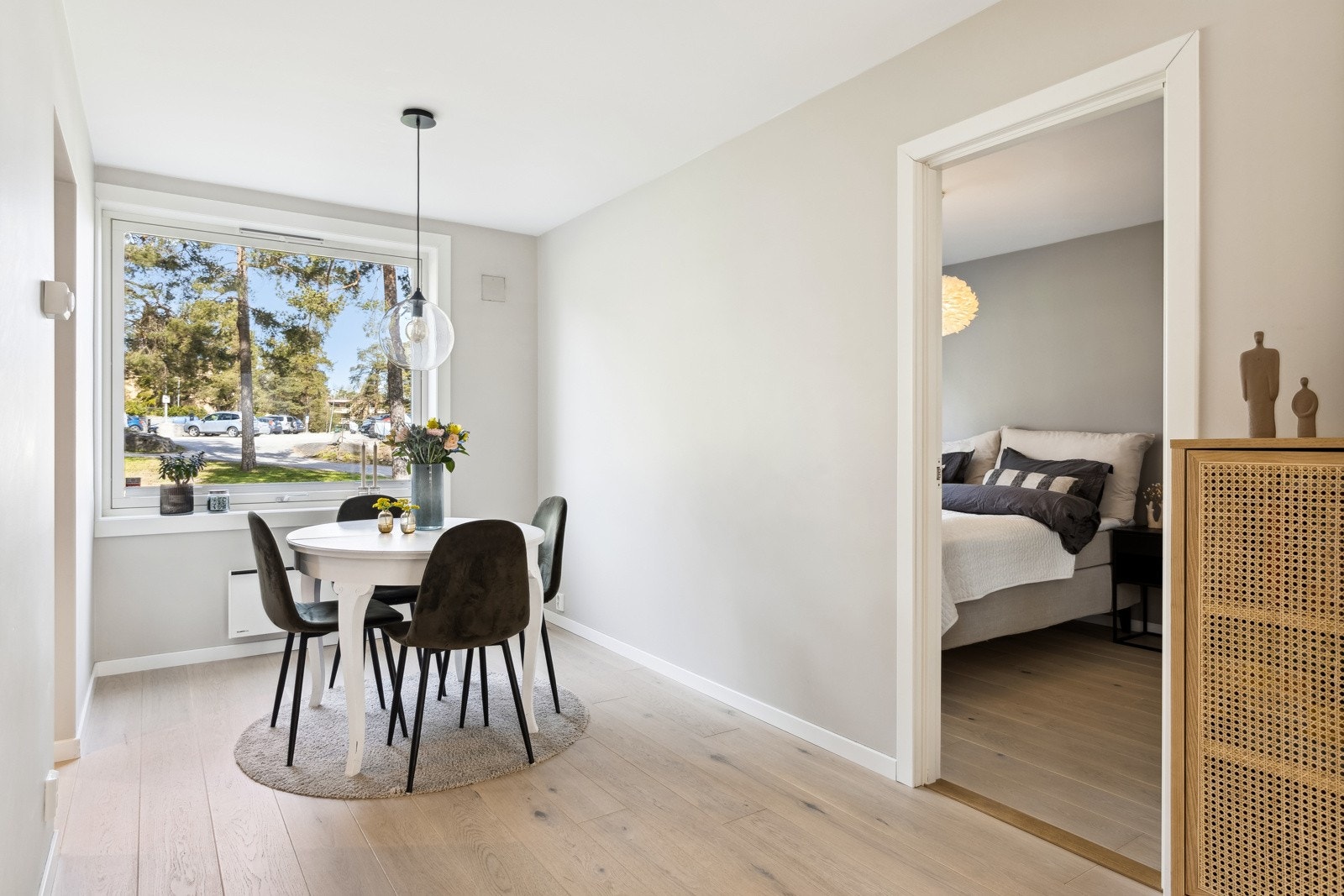 Lys og trivelig spisestue med god plass for spisebord. Galleribilde