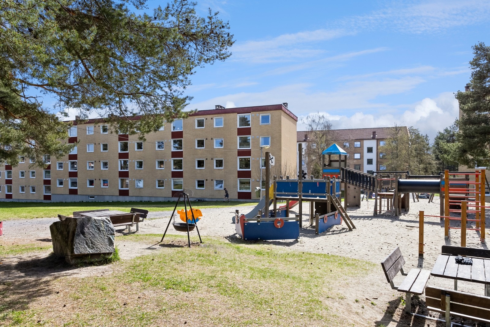 Fasade og fellesarealer med hyggelig lekeplass for de miste.. Galleribilde
