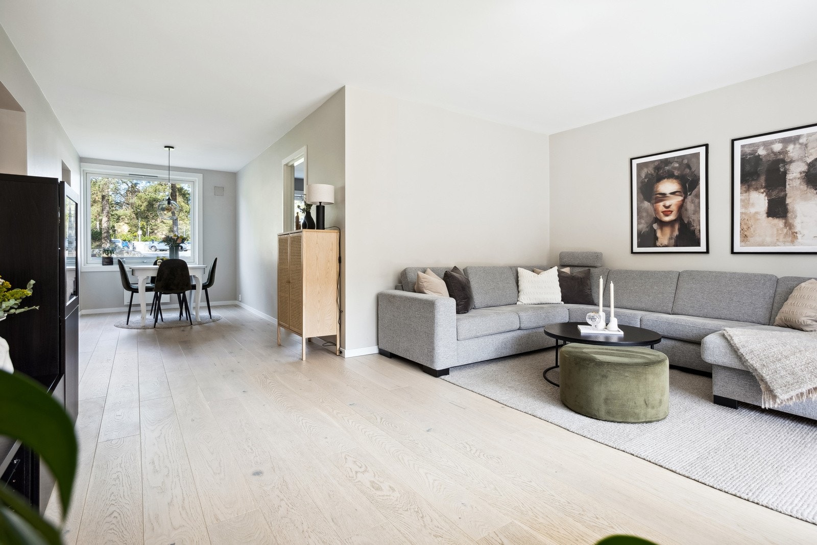 Stue og øvrige oppholdsrom med flott en-stavs eikeparkett. Galleribilde