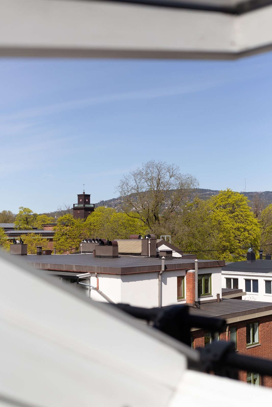 Utsikt fra takvinduet på kjøkken-siden av leiligheten - mot Holmenkollen Galleribilde