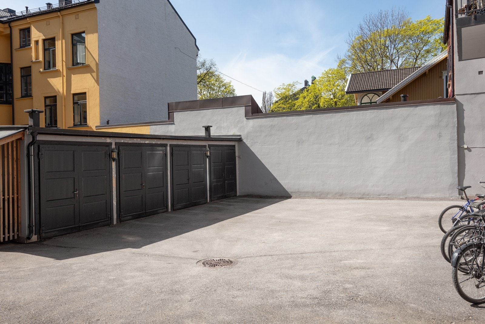 Bakgården med sykkelparkering og flere parkeringsplasser etter nærmere bestemmelser (se vilkår i prospektet) Galleribilde